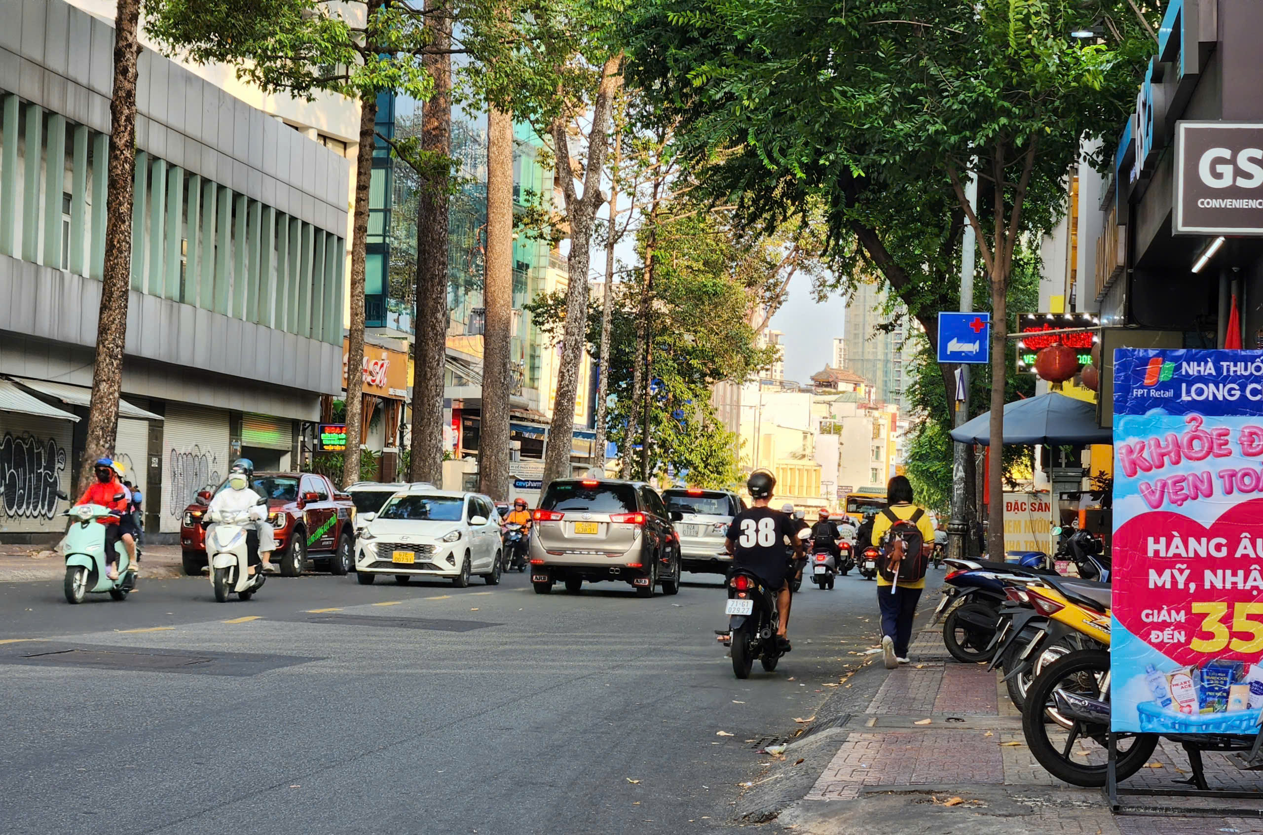 Vỉa h&egrave; n&agrave;o cho học sinh đi bộ? - Ảnh 14.