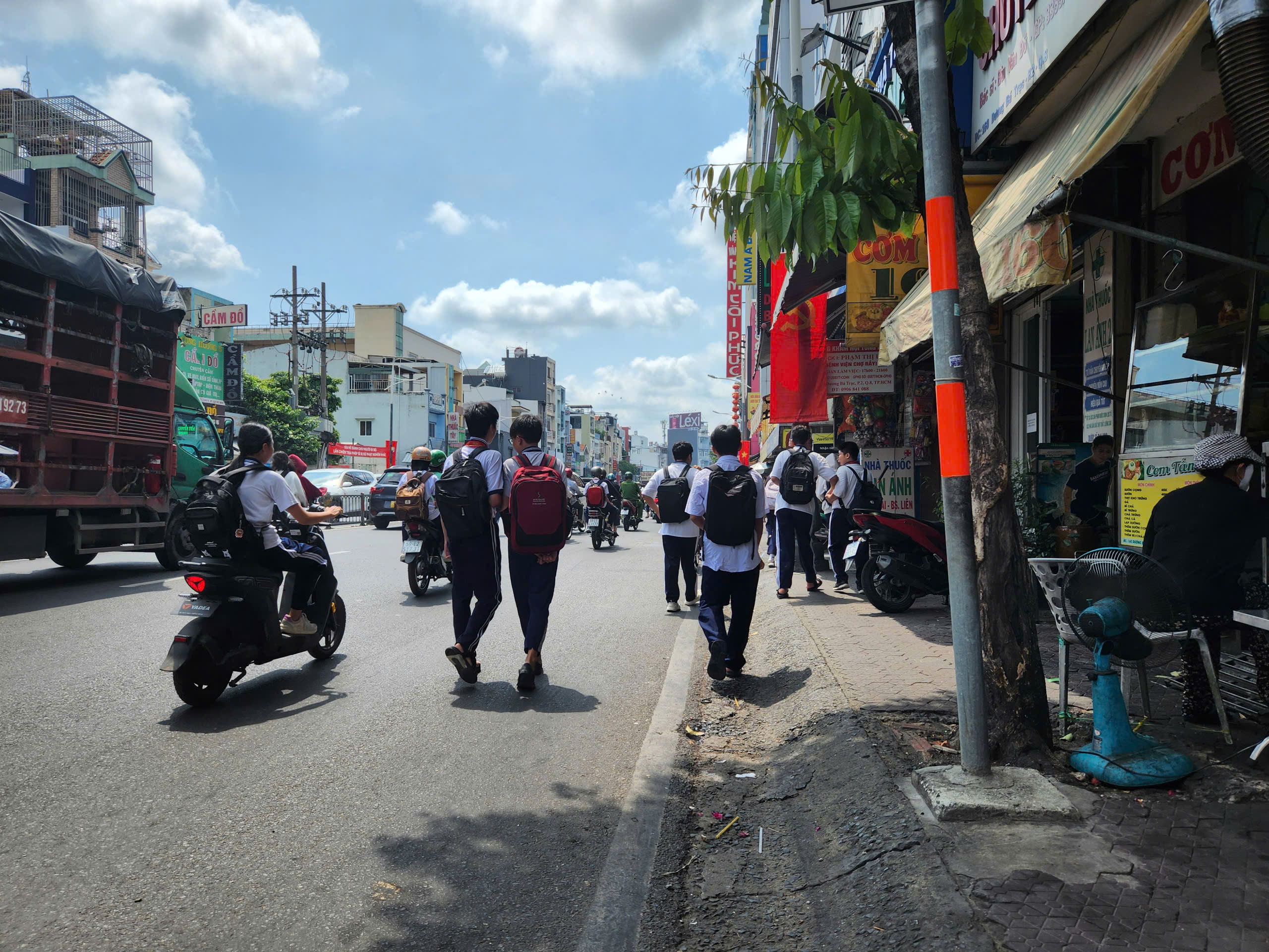 Vỉa h&egrave; n&agrave;o cho học sinh đi bộ? - Ảnh 9.
