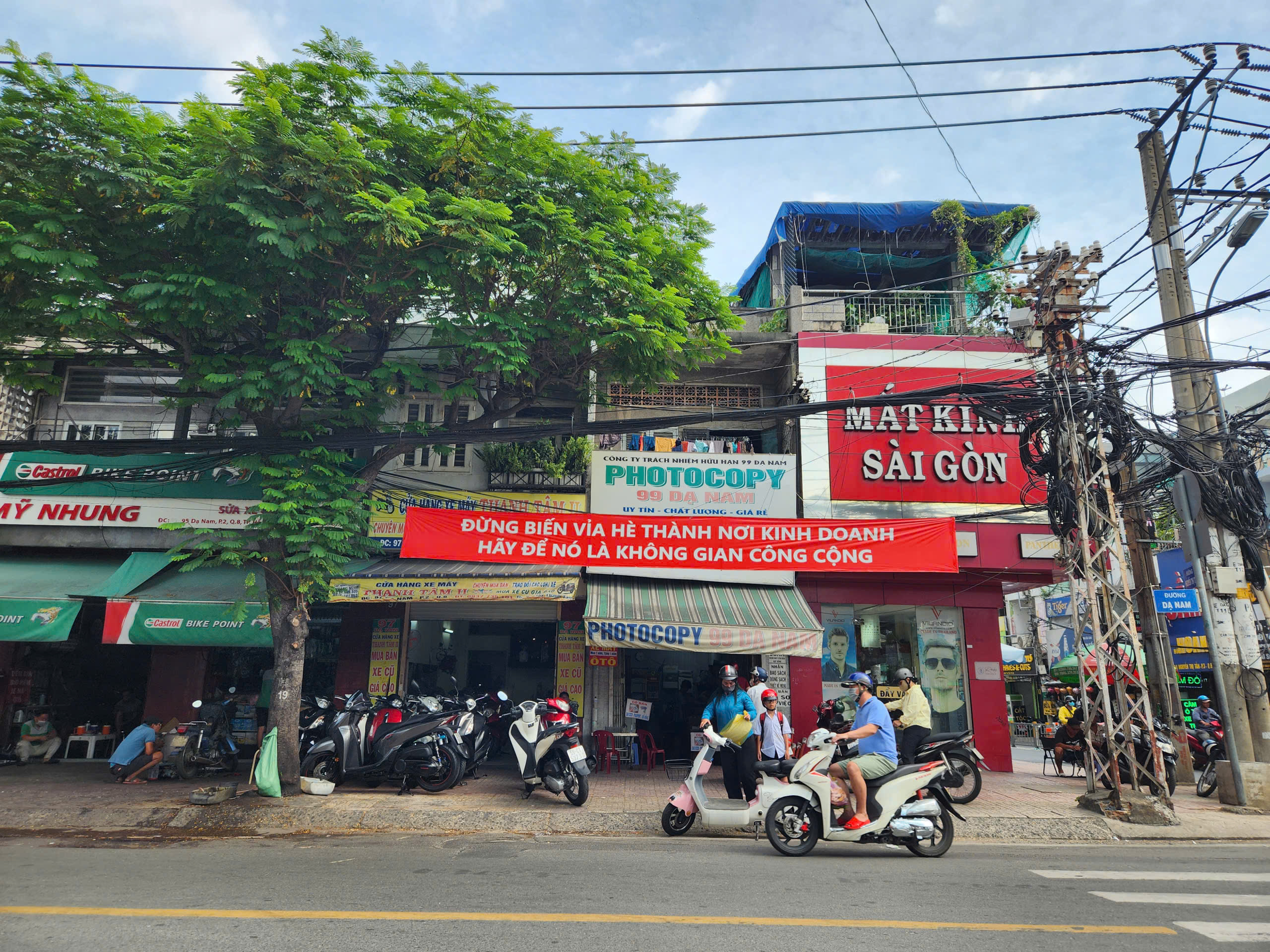 Vỉa h&egrave; n&agrave;o cho học sinh đi bộ? - Ảnh 16.