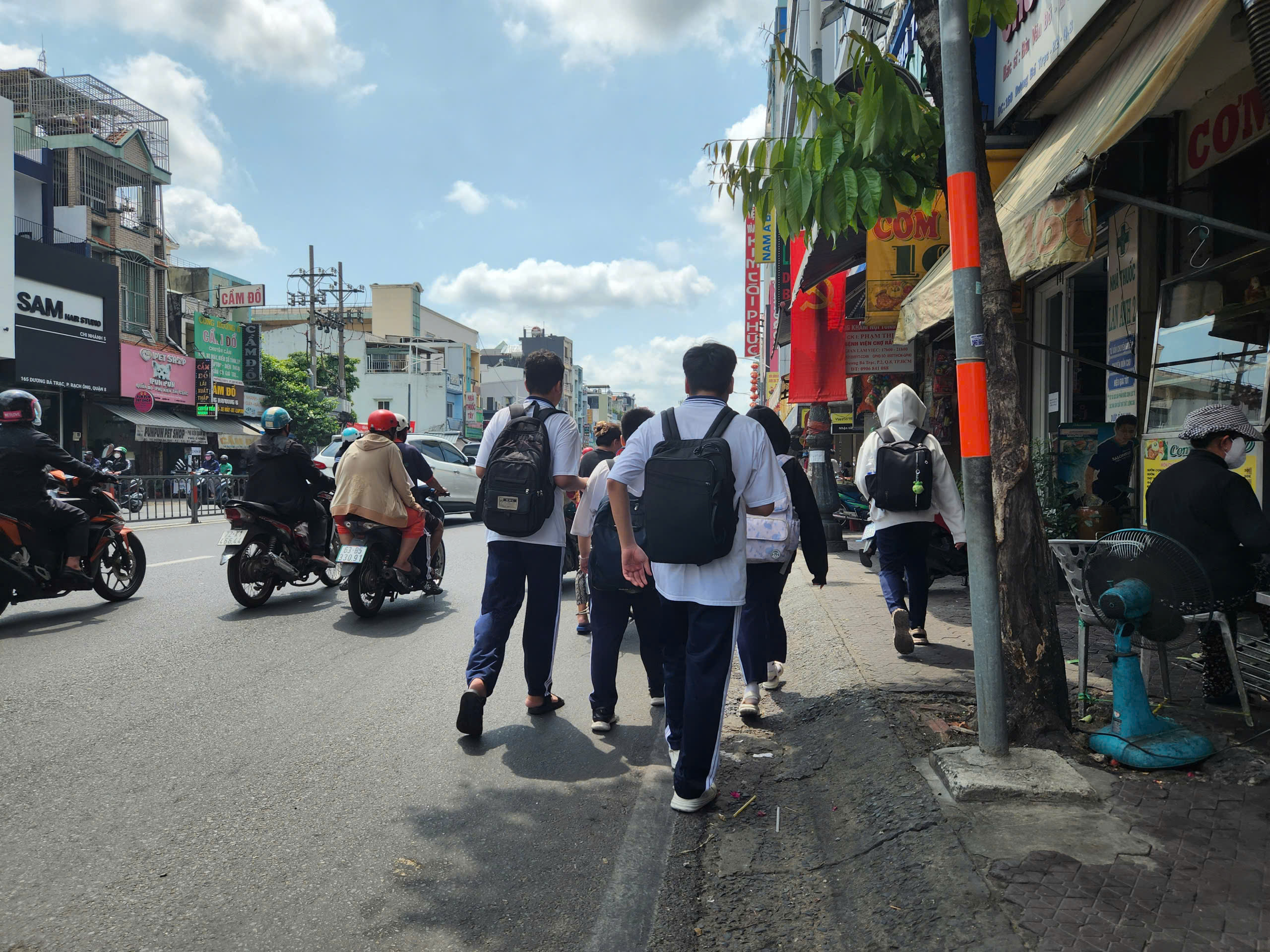 Vỉa h&egrave; n&agrave;o cho học sinh đi bộ? - Ảnh 10.