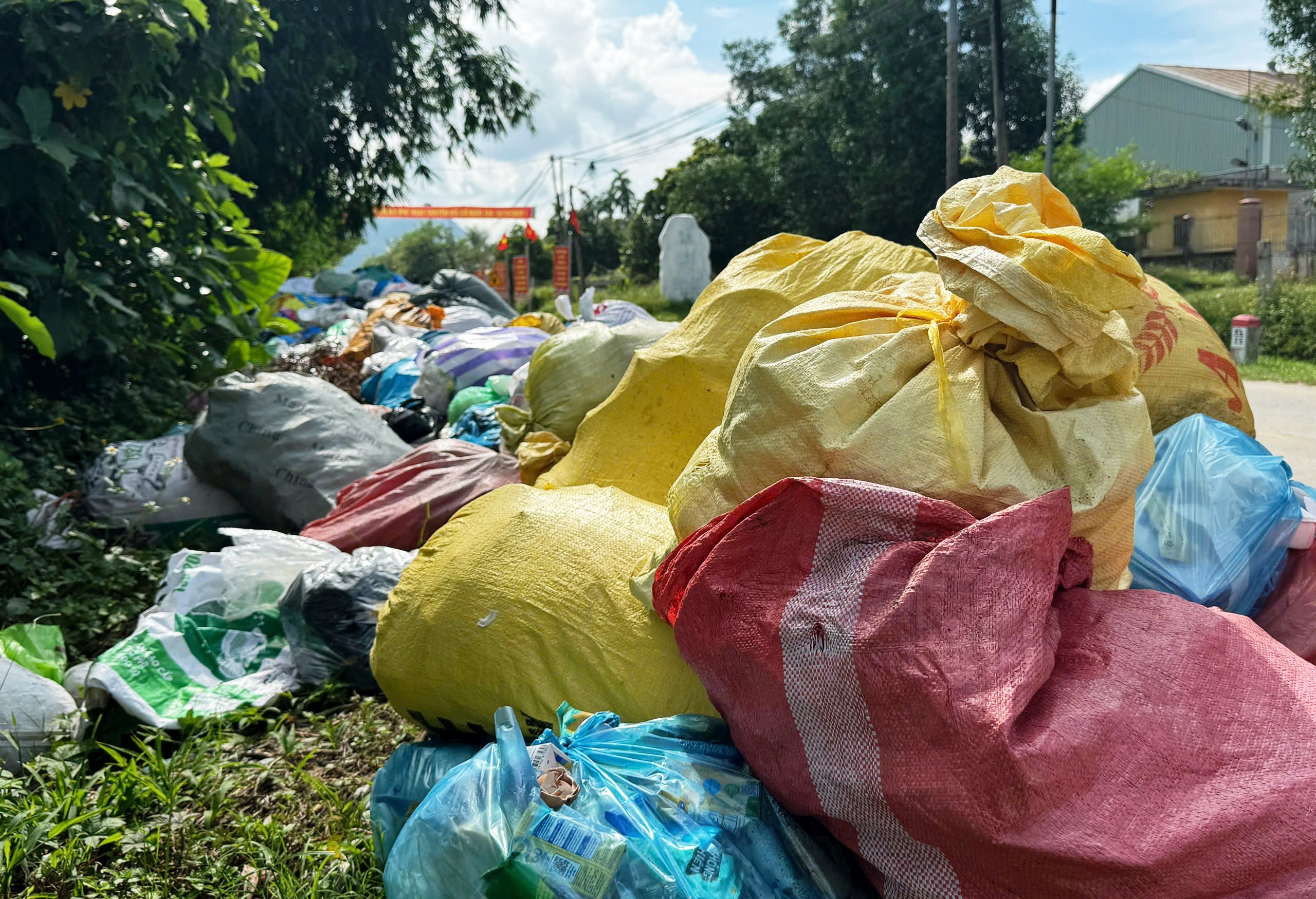 Hàng nghìn tấn rác tồn đọng, 4 xã ở Đà Nẵng đồng loạt 'kêu cứu'- Ảnh 1. Hàng nghìn tấn rác tồn đọng, 4 xã ở Đà Nẵng đồng loạt 'kêu cứu'- Ảnh 1.