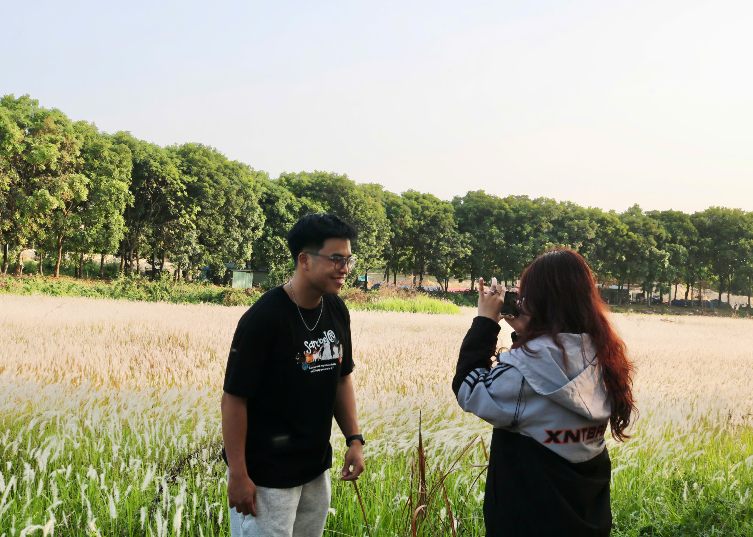 C&aacute;nh đồng cỏ lau nở trắng x&oacute;a khiến nhiều người m&ecirc; mẩn check-in- Ảnh 6.