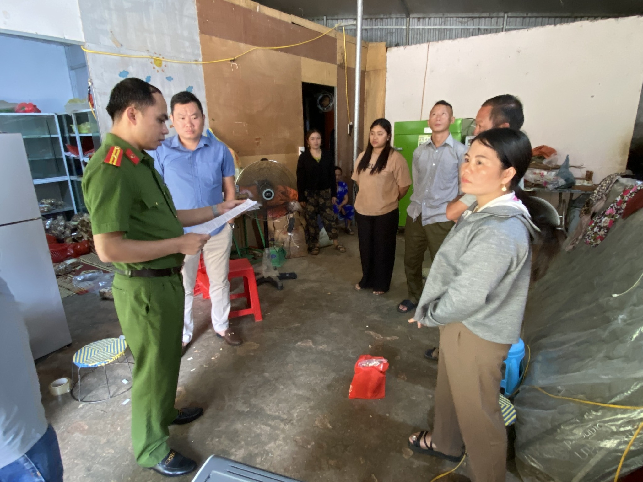 Công an Điện Biên điều tra 2 'lang băm' tự chế lá cây thành thuốc nam- Ảnh 1.