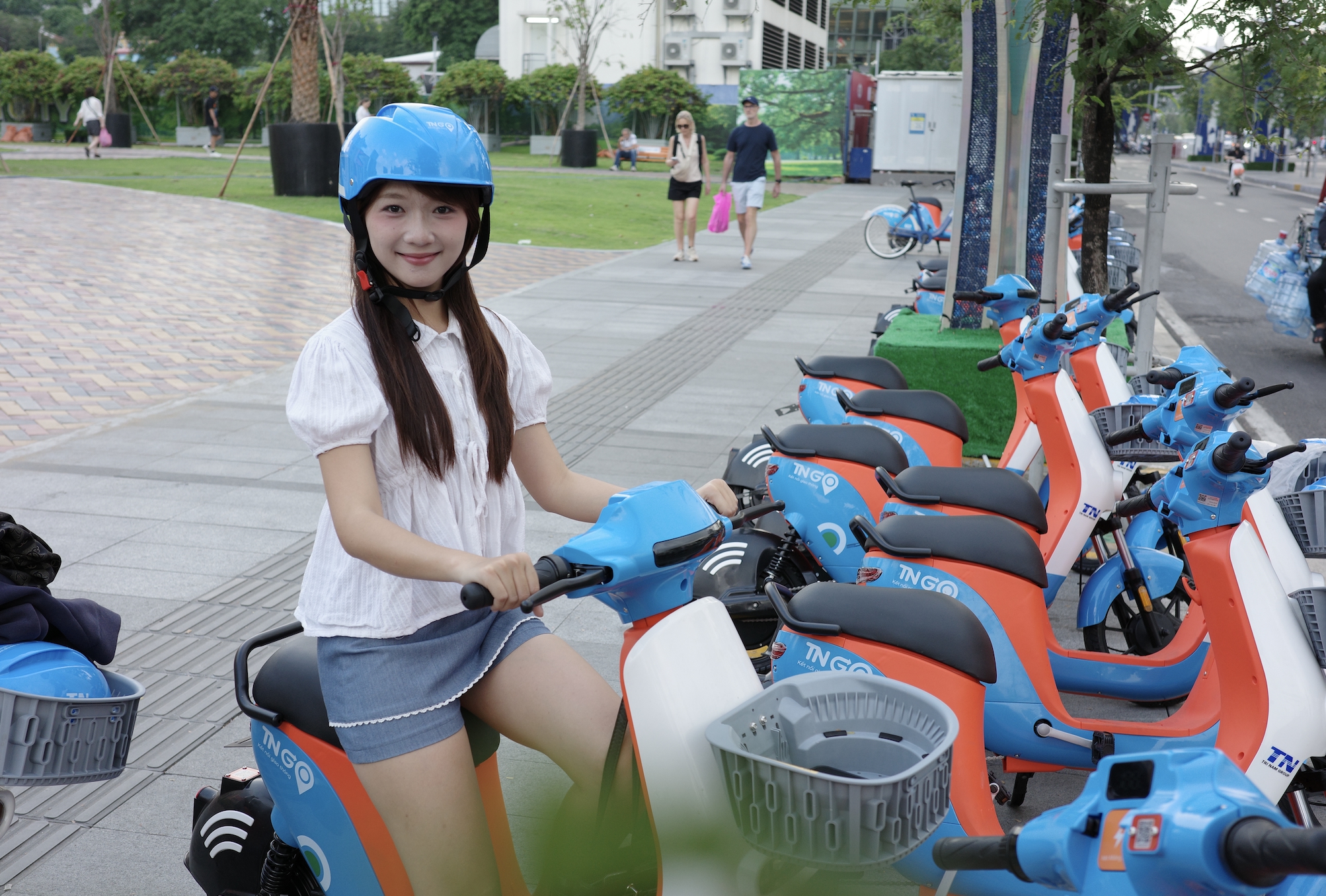 Người dân, du khách hào hứng trải nghiệm xe đạp điện công cộng- Ảnh 1.