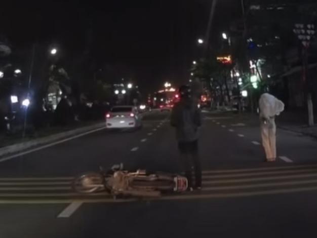 &Ocirc; t&ocirc; 7 chỗ vượt ẩu g&acirc;y tai nạn rồi bỏ chạy, CSGT v&agrave;o cuộc x&aacute;c minh - Ảnh 2.