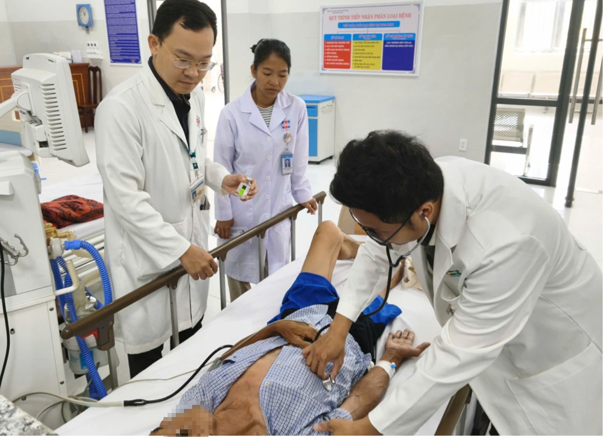 Trực thăng cấp cứu 300 triệu đồng đưa du khách đột quỵ từ Côn Đảo vào TP.HCM - Ảnh 1.