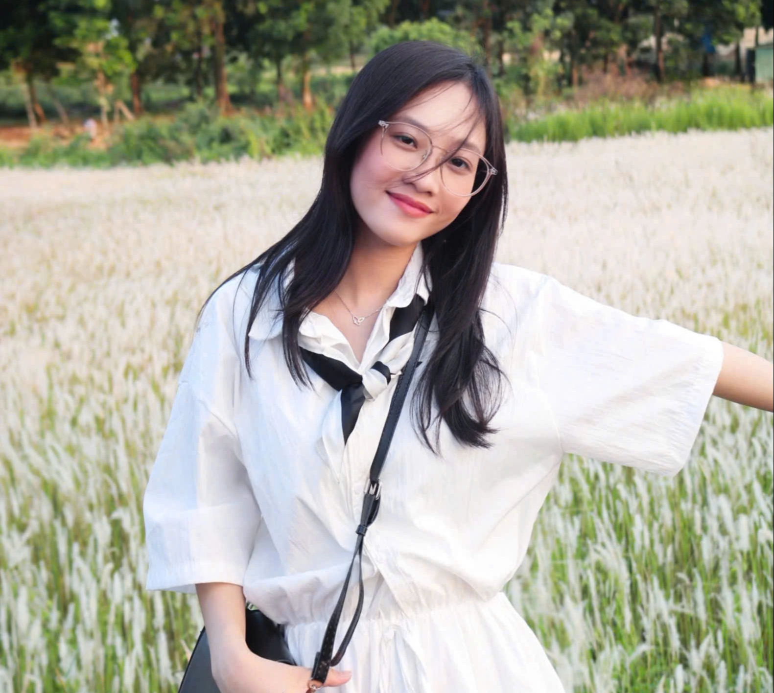 C&aacute;nh đồng cỏ lau nở trắng x&oacute;a khiến nhiều người m&ecirc; mẩn check-in- Ảnh 8.