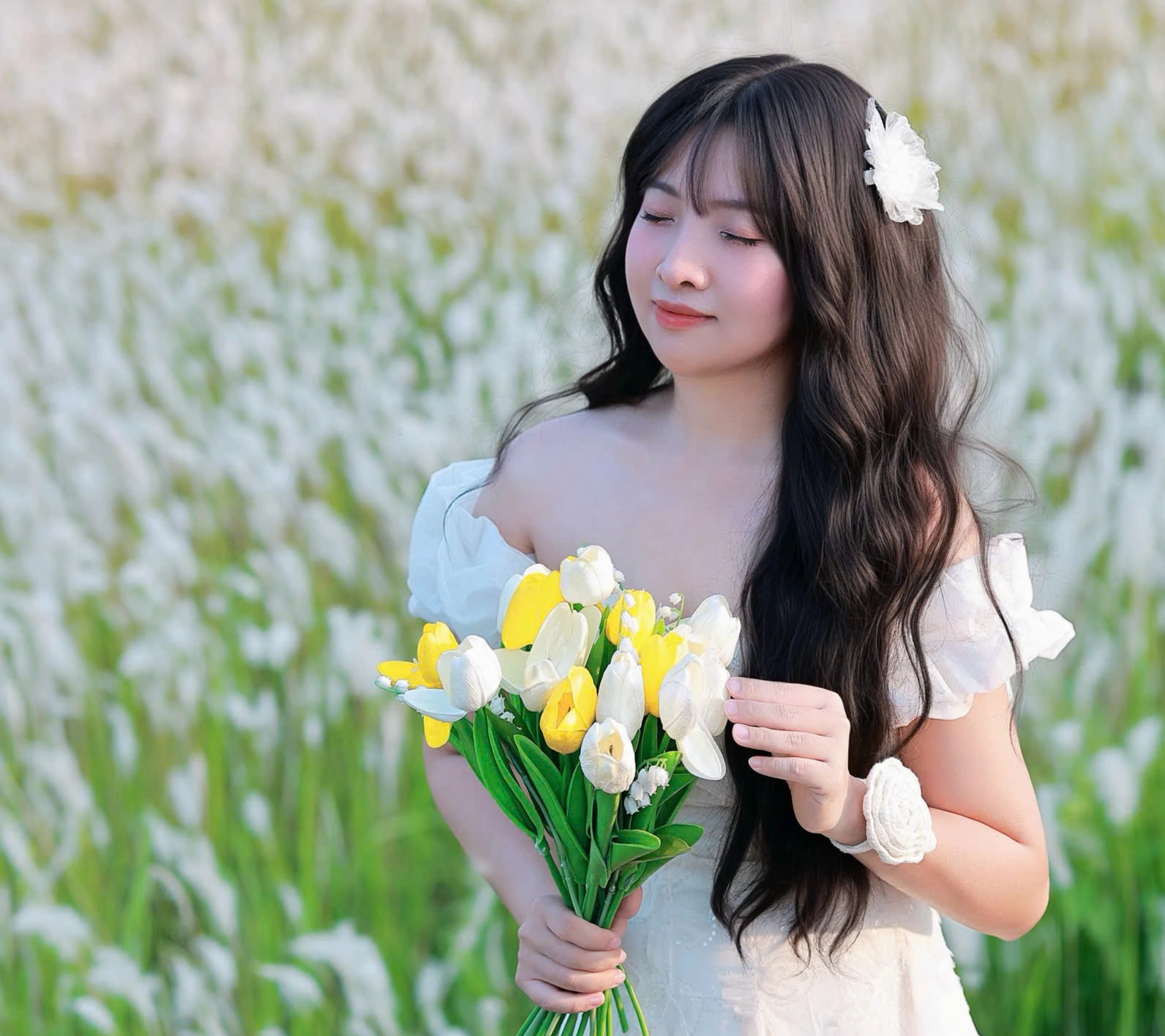 C&aacute;nh đồng cỏ lau nở trắng x&oacute;a khiến nhiều người m&ecirc; mẩn check-in- Ảnh 2.