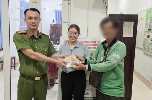 C&ocirc;ng an Cần Thơ vận động t&agrave;i xế trả lại 131 triệu đồng cho người đ&aacute;nh rơi- Ảnh 1.