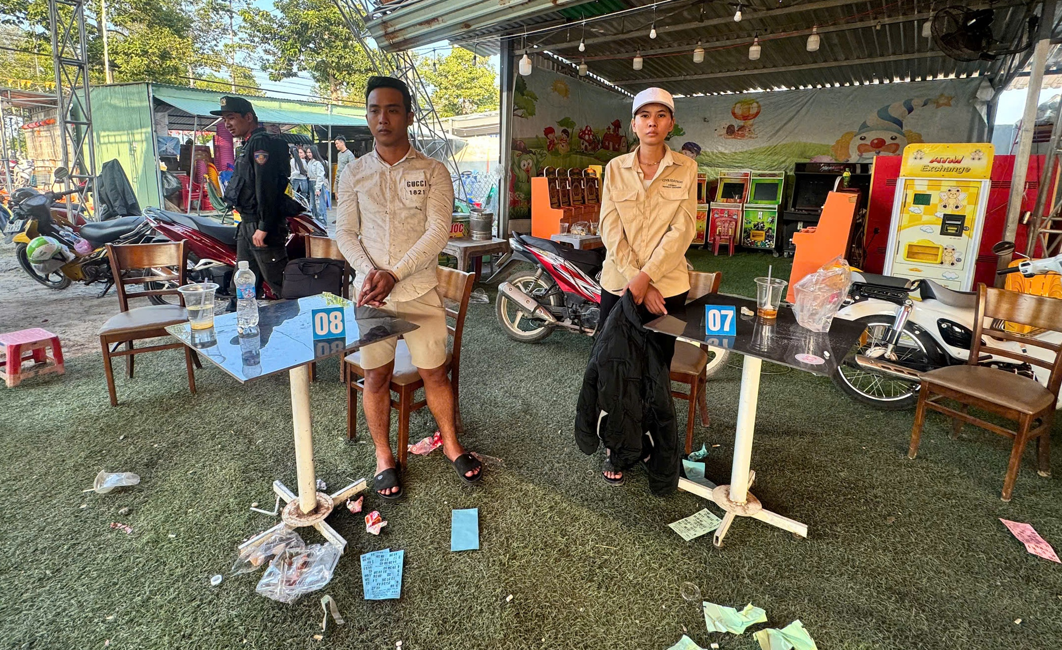 Khởi tố 21 bị can liên quan đến vụ lừa đảo ' bốc thăm - tích điểm đổi iPhone ' tại Tây Ninh - Ảnh 2. Khởi tố 21 bị can liên quan đến vụ lừa đảo ' bốc thăm - tích điểm đổi iPhone ' tại Tây Ninh - Ảnh 2.