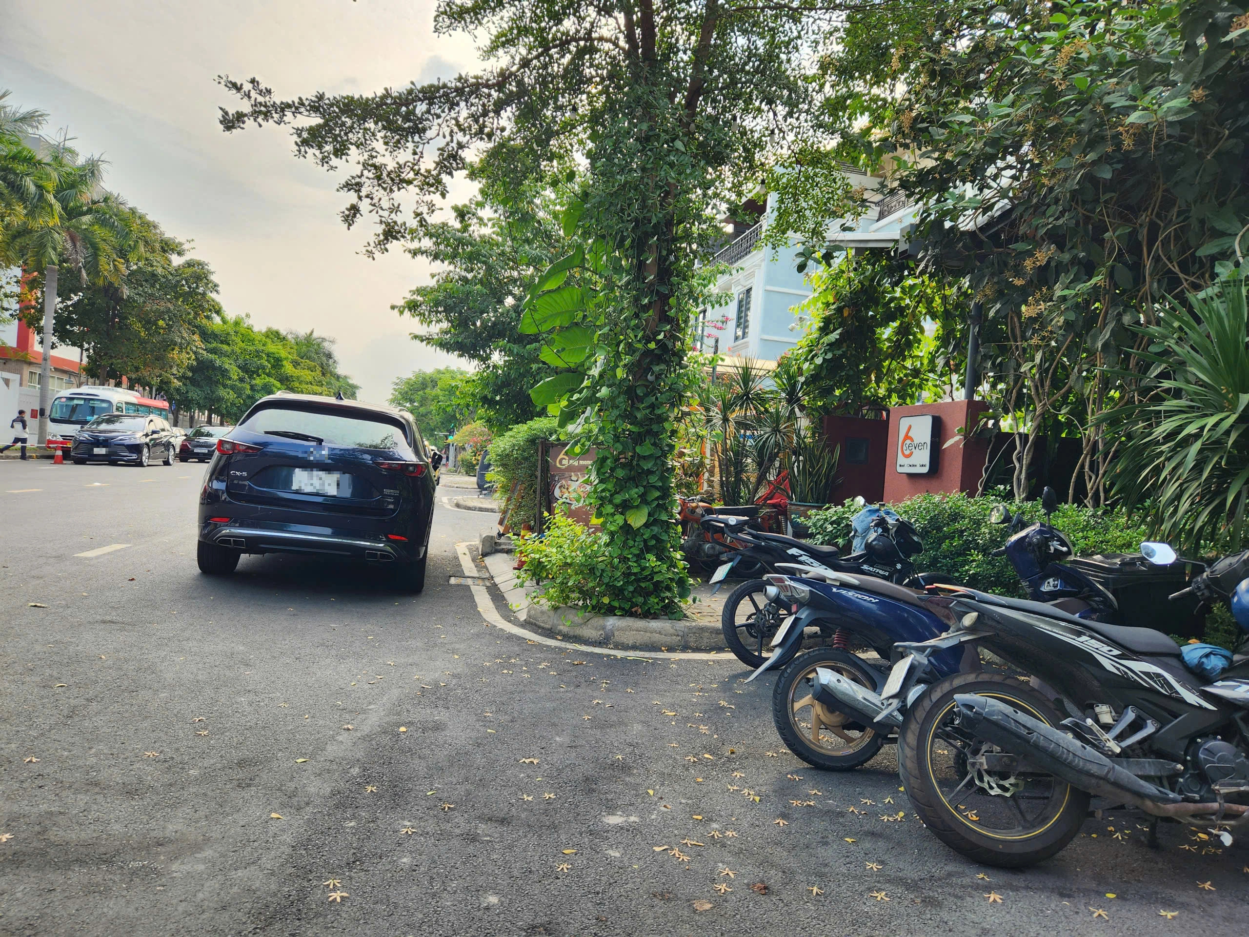 Vỉa h&egrave; n&agrave;o cho học sinh đi bộ? - Ảnh 13.