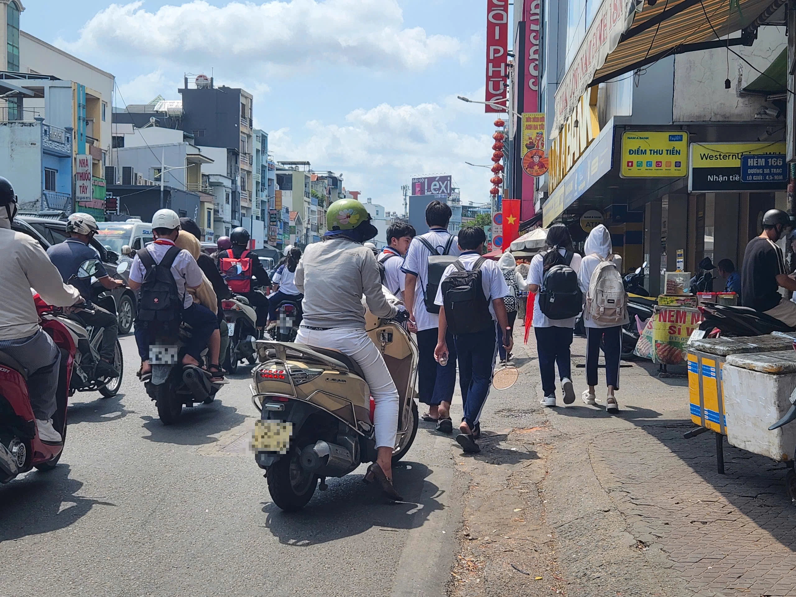 Vỉa h&egrave; n&agrave;o cho học sinh đi bộ? - Ảnh 5.