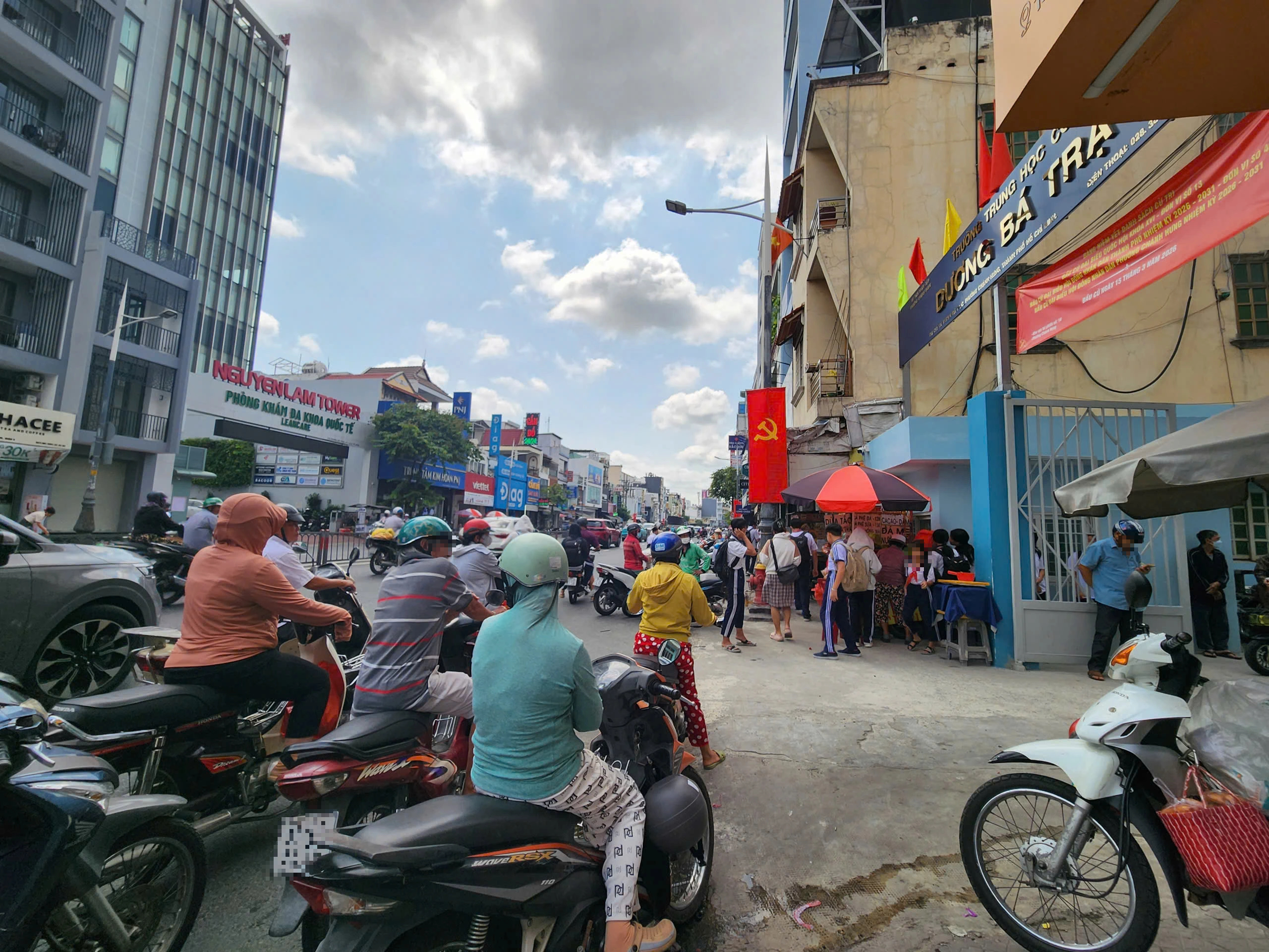 Vỉa h&egrave; n&agrave;o cho học sinh đi bộ? - Ảnh 11.