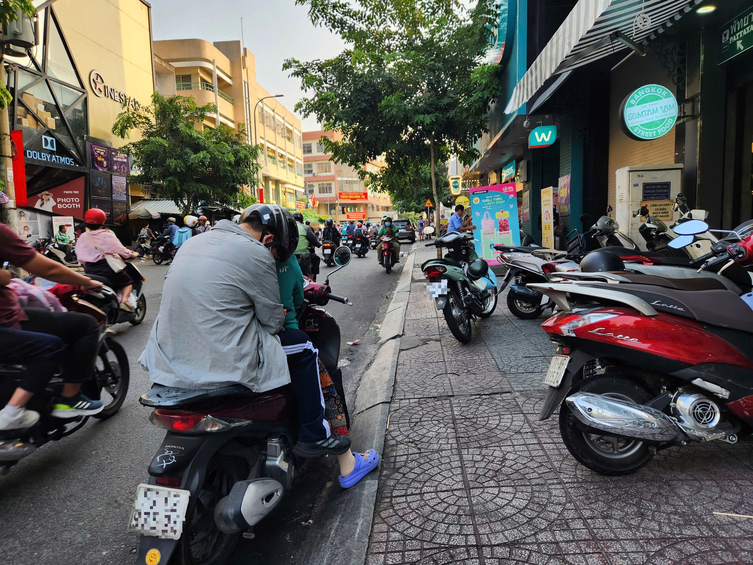 Vỉa h&egrave; n&agrave;o cho học sinh đi bộ? - Ảnh 15.