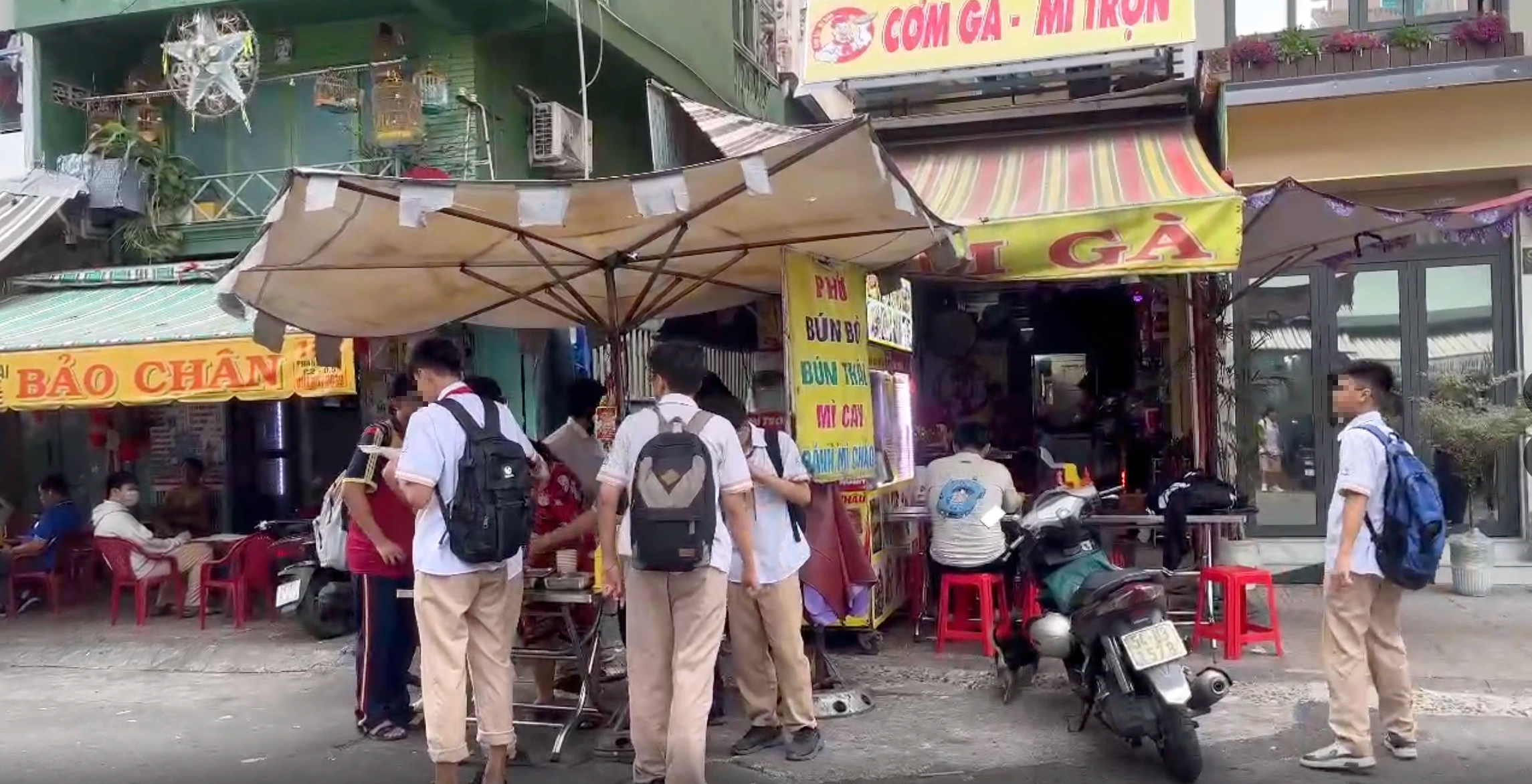 Vỉa h&egrave; n&agrave;o cho học sinh đi bộ? - Ảnh 17.