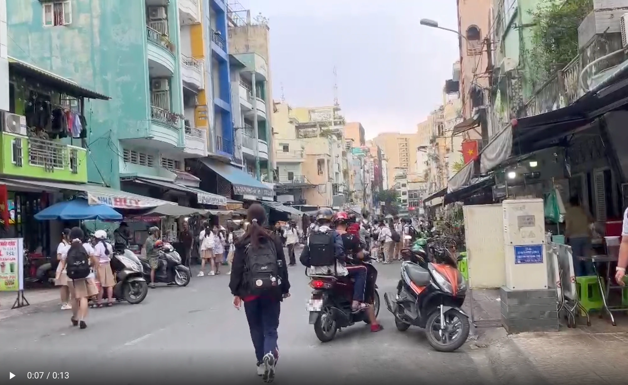 Vỉa h&egrave; n&agrave;o cho học sinh đi bộ? - Ảnh 2.