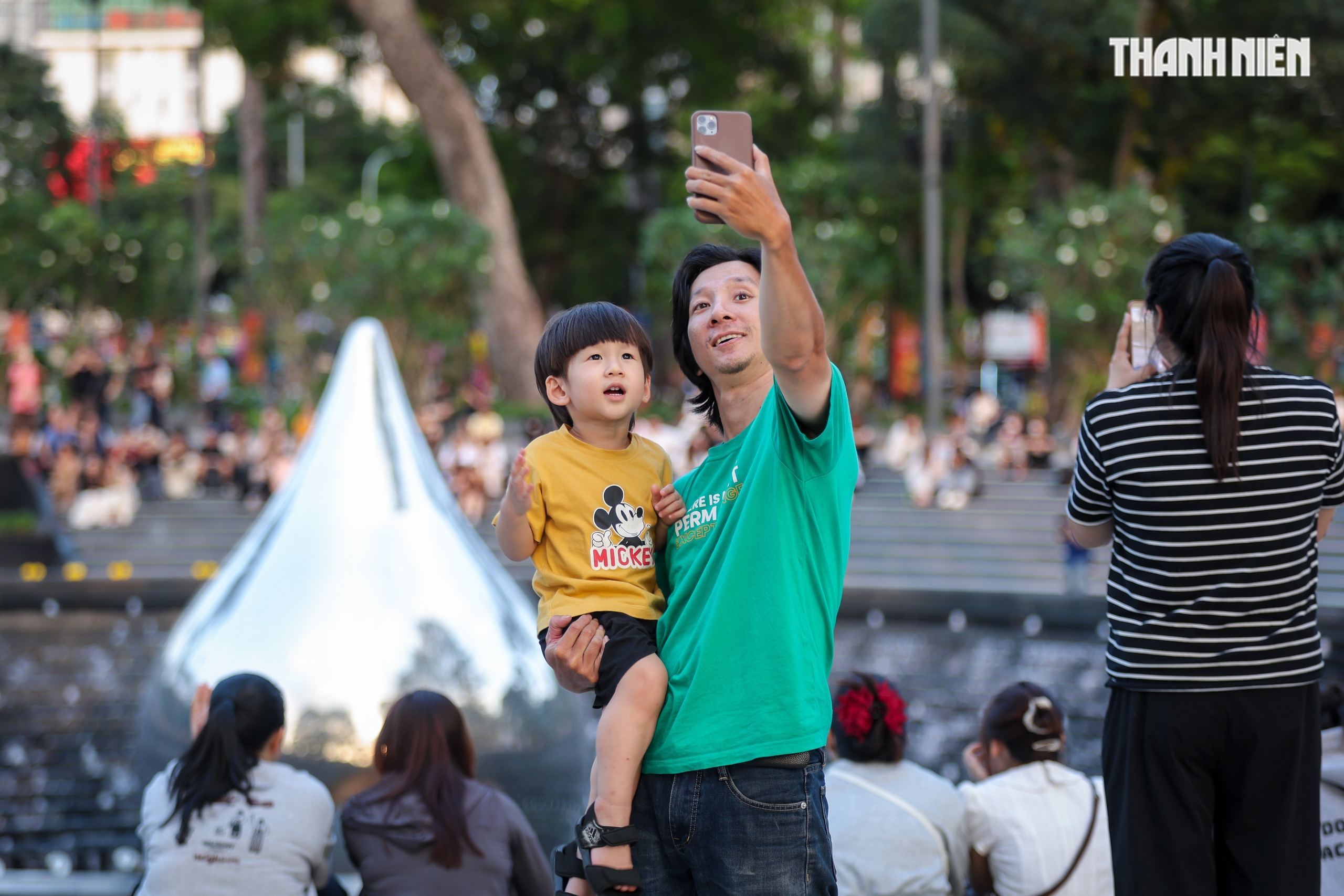 Tượng đài Giọt nước tại công viên Lý Thái Tổ thu hút người dân TP . HCM xem nhạc nước - Ảnh 10.