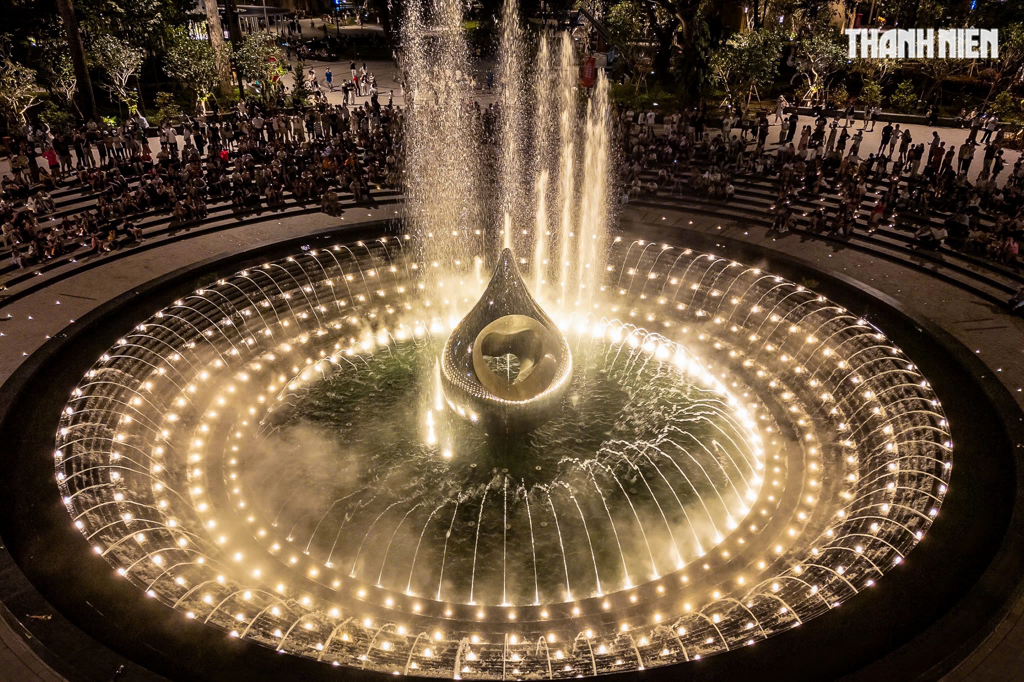 Tượng đài Giọt nước tại công viên Lý Thái Tổ thu hút người dân TP . HCM xem nhạc nước - Ảnh 13.