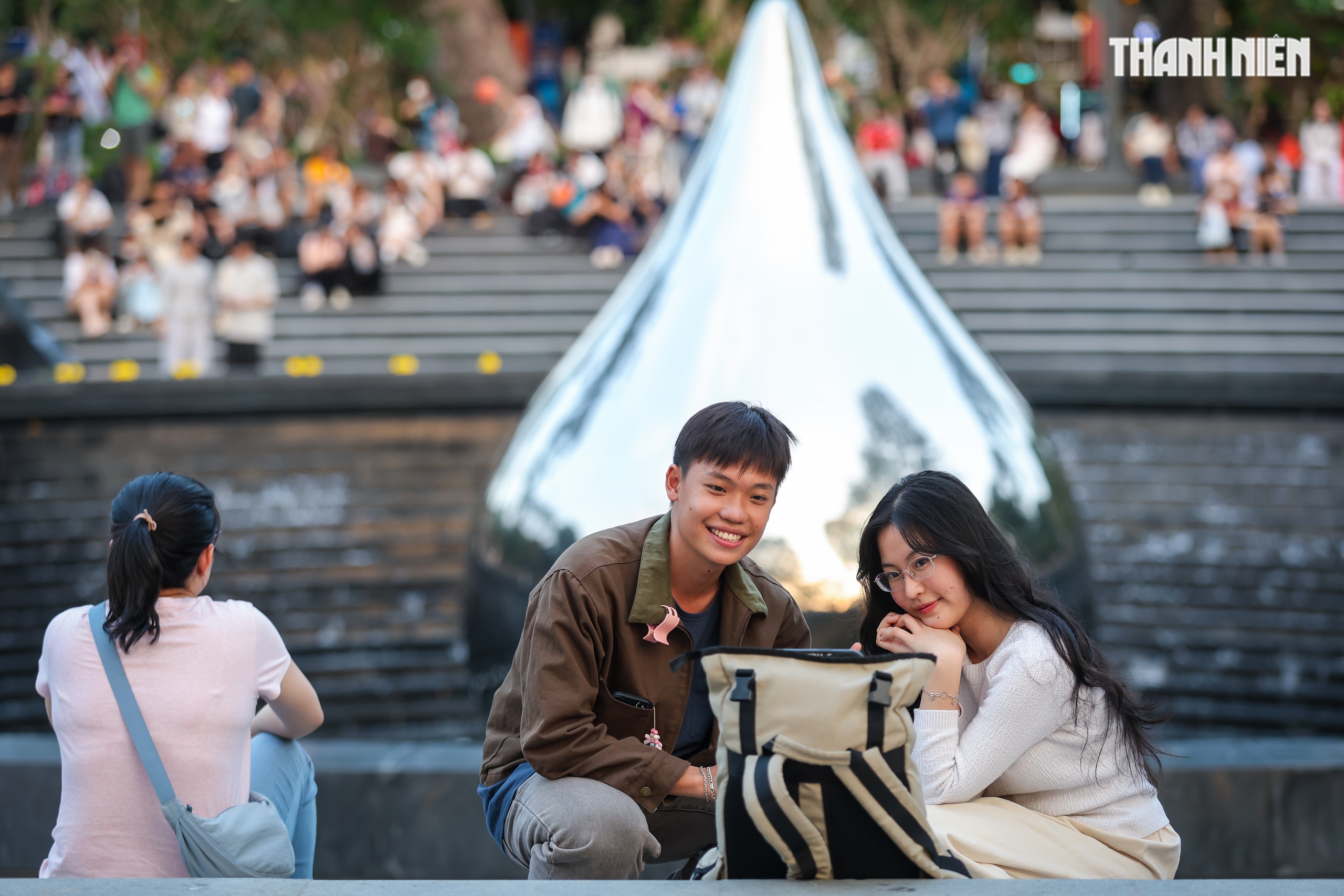 Tượng đài Giọt nước tại công viên Lý Thái Tổ thu hút người dân TP . HCM xem nhạc nước - Ảnh 9.