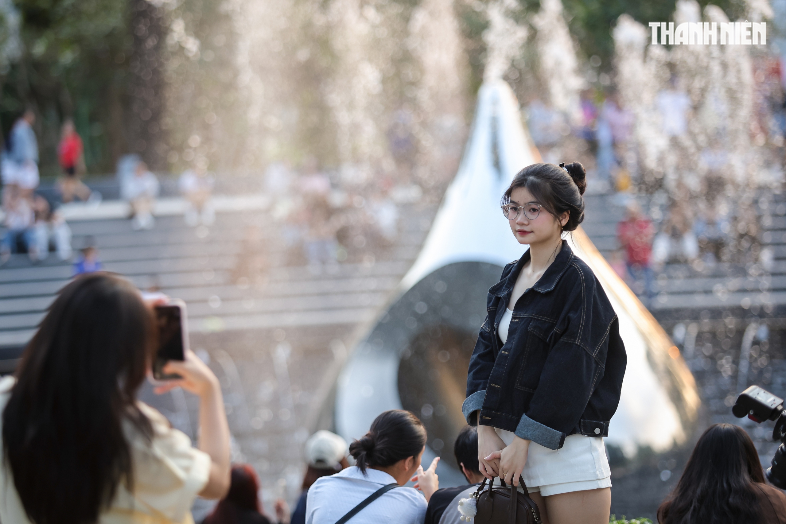 Tượng đài Giọt nước tại công viên Lý Thái Tổ thu hút người dân TP . HCM xem nhạc nước - Ảnh 4.