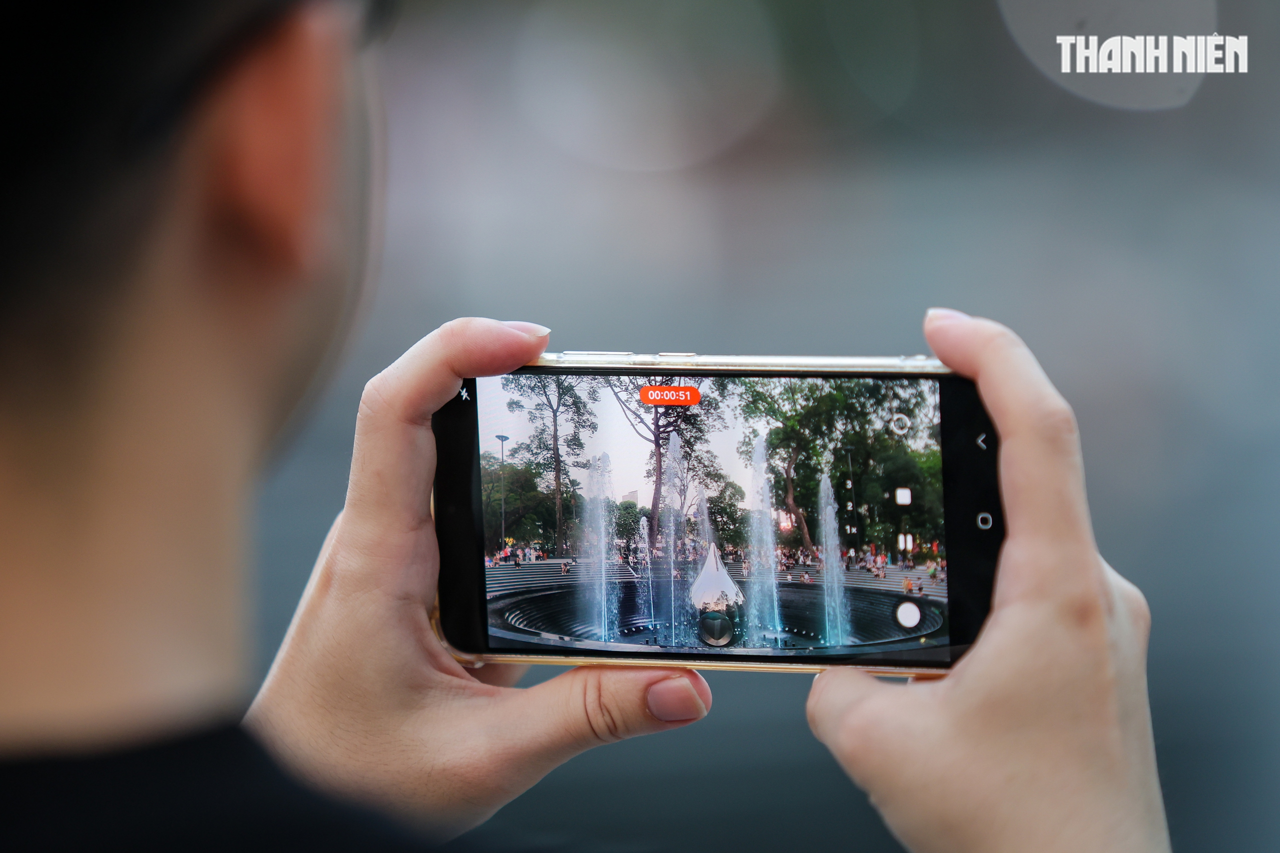 Tượng đài Giọt nước tại công viên Lý Thái Tổ thu hút người dân TP . HCM xem nhạc nước - Ảnh 5.