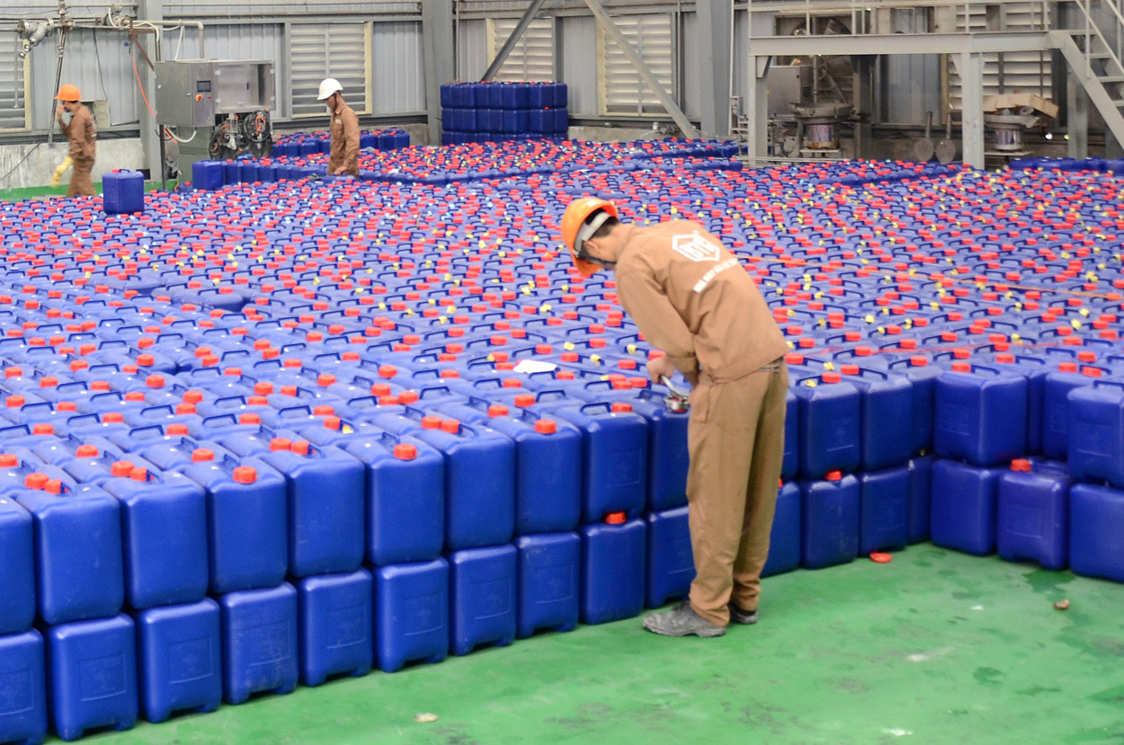 Cổ phiếu hóa chất Đức Giang giảm sàn sau khi Chủ tịch bị bắt - Ảnh 1.