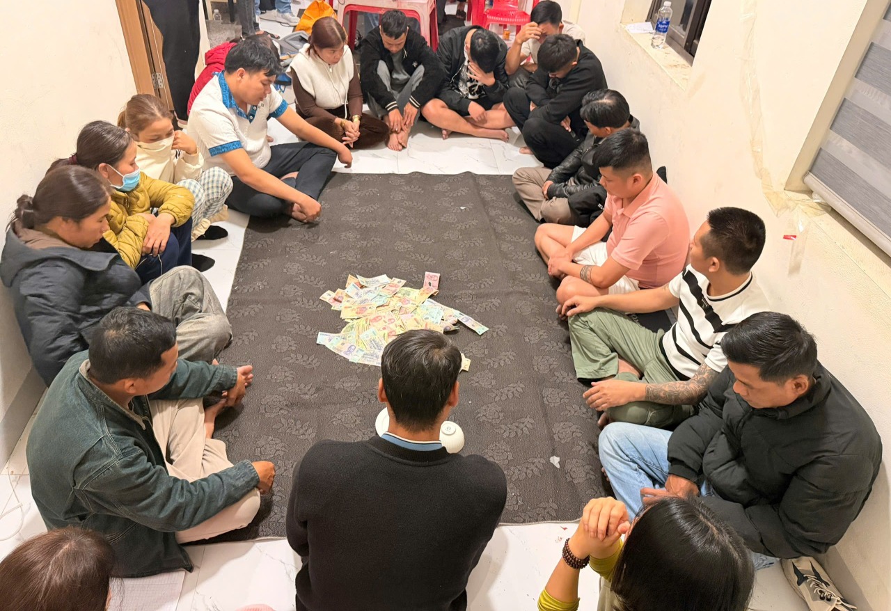 Quảng Trị: 'Biến' nhà riêng thành sòng bạc cho 16 người xóc đĩa - Ảnh 1.