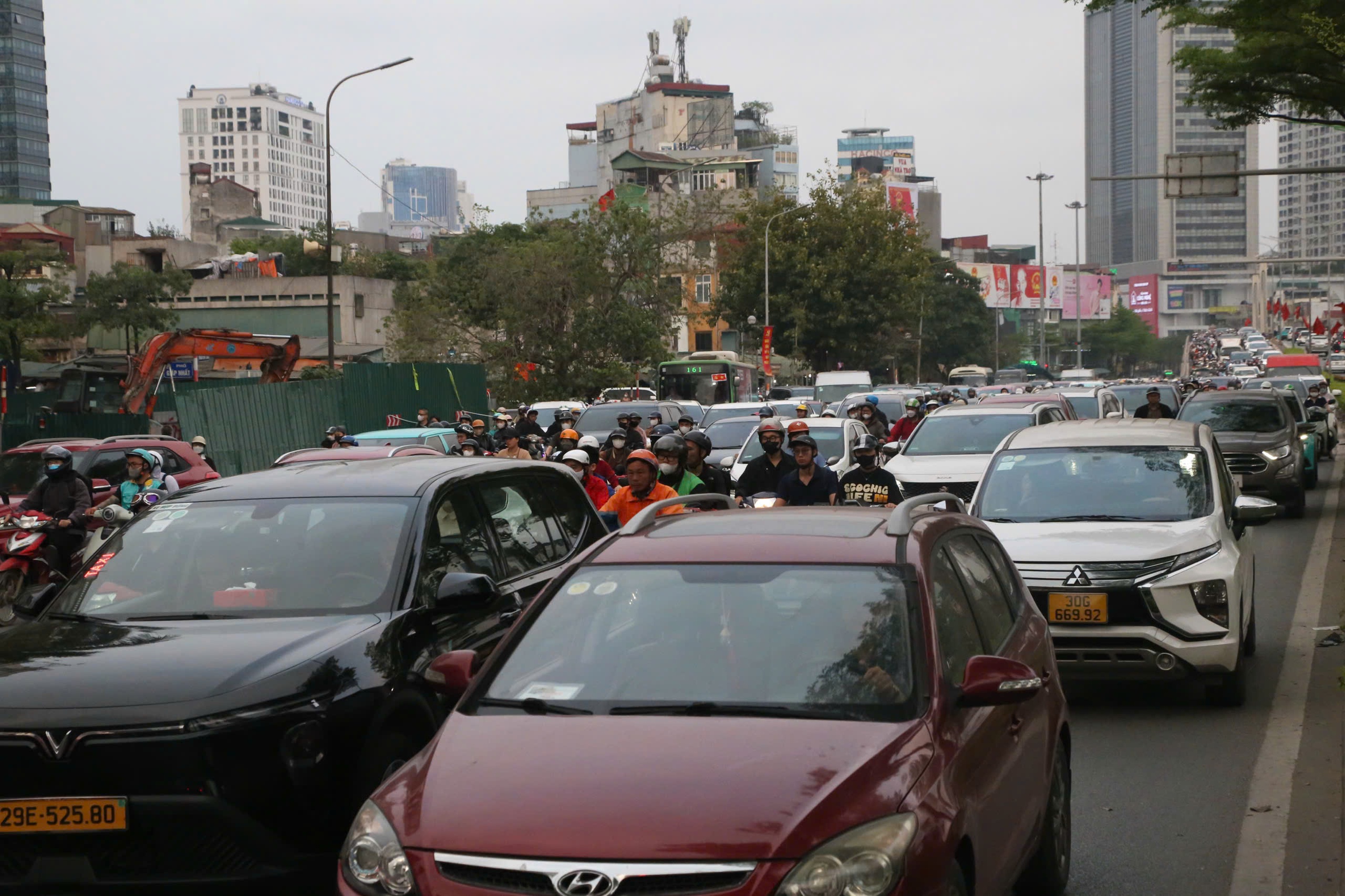 H&agrave; Nội: Xuất hiện 'l&ocirc; cốt' dự &aacute;n chống ngập, đường Nguyễn Tr&atilde;i tắc c&agrave;ng th&ecirc;m tắc- Ảnh 8.