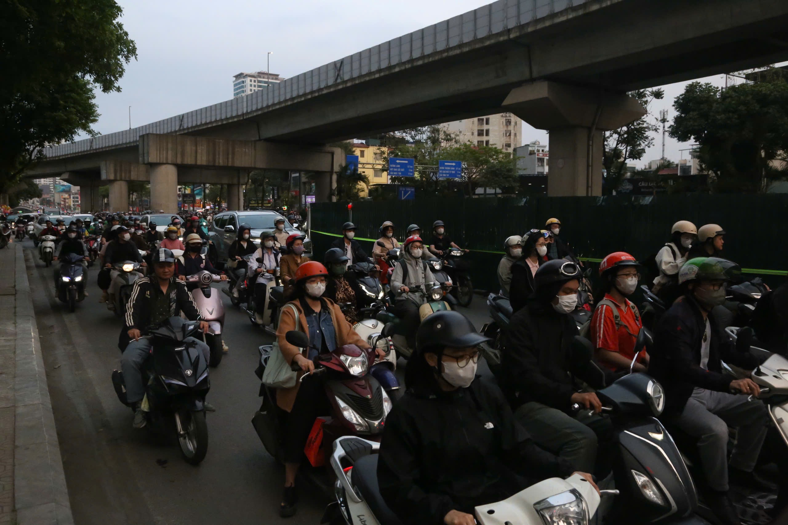 H&agrave; Nội: Xuất hiện 'l&ocirc; cốt' dự &aacute;n chống ngập, đường Nguyễn Tr&atilde;i tắc c&agrave;ng th&ecirc;m tắc- Ảnh 6.