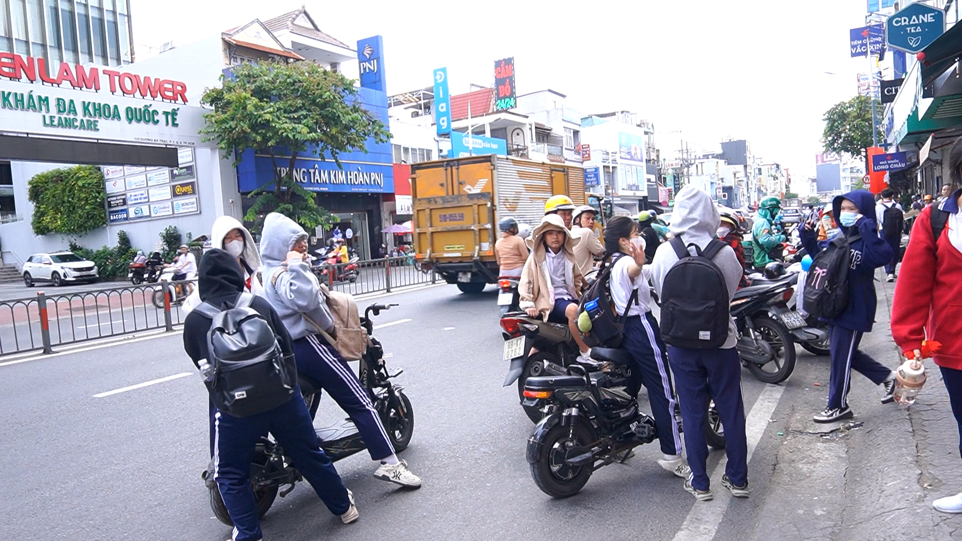 Đối mặt nguy hiểm dưới l&ograve;ng đường, vỉa h&egrave; n&agrave;o d&agrave;nh cho học sinh?- Ảnh 1.