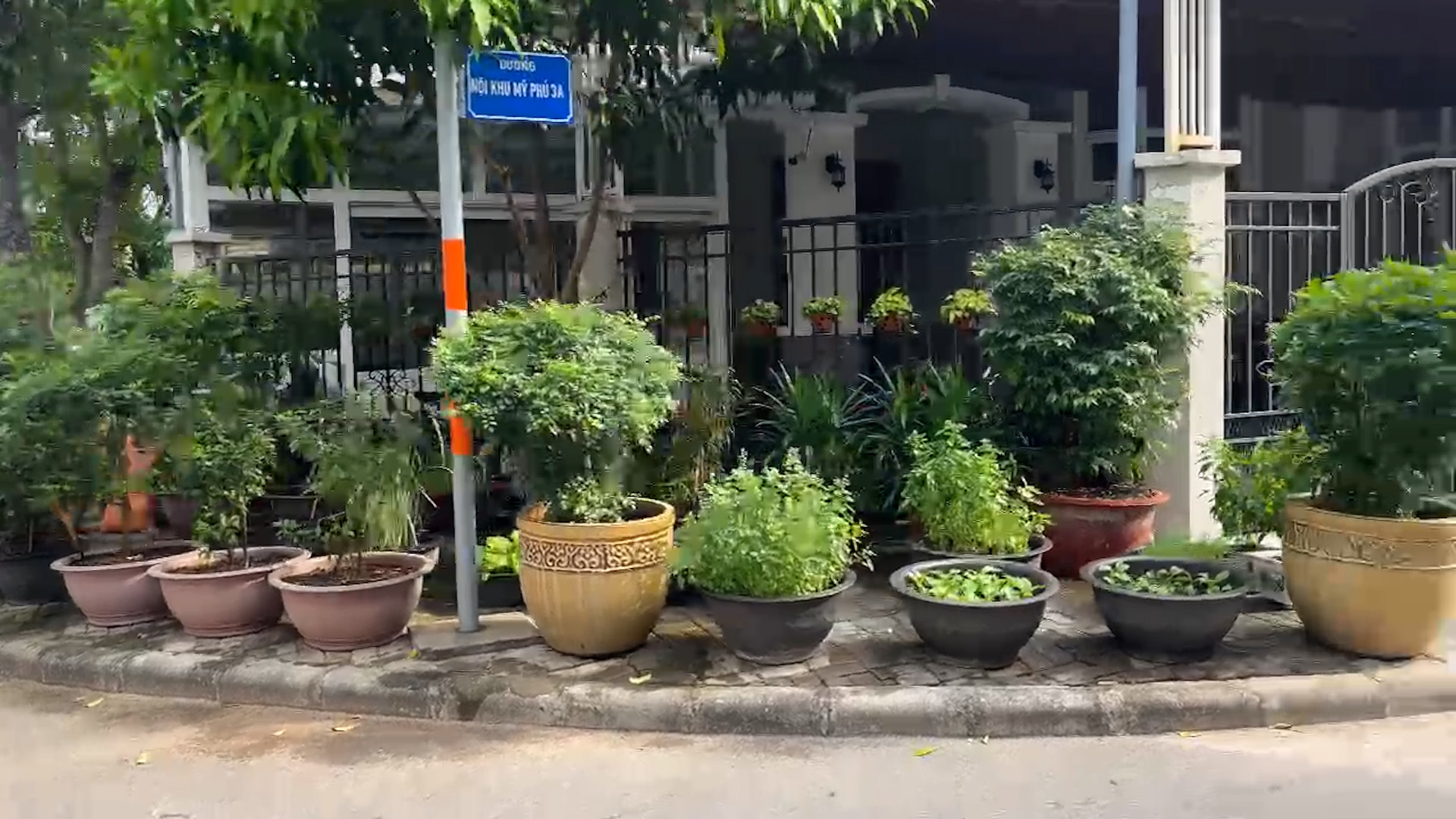 Đối mặt nguy hiểm dưới l&ograve;ng đường, vỉa h&egrave; n&agrave;o d&agrave;nh cho học sinh?- Ảnh 2.