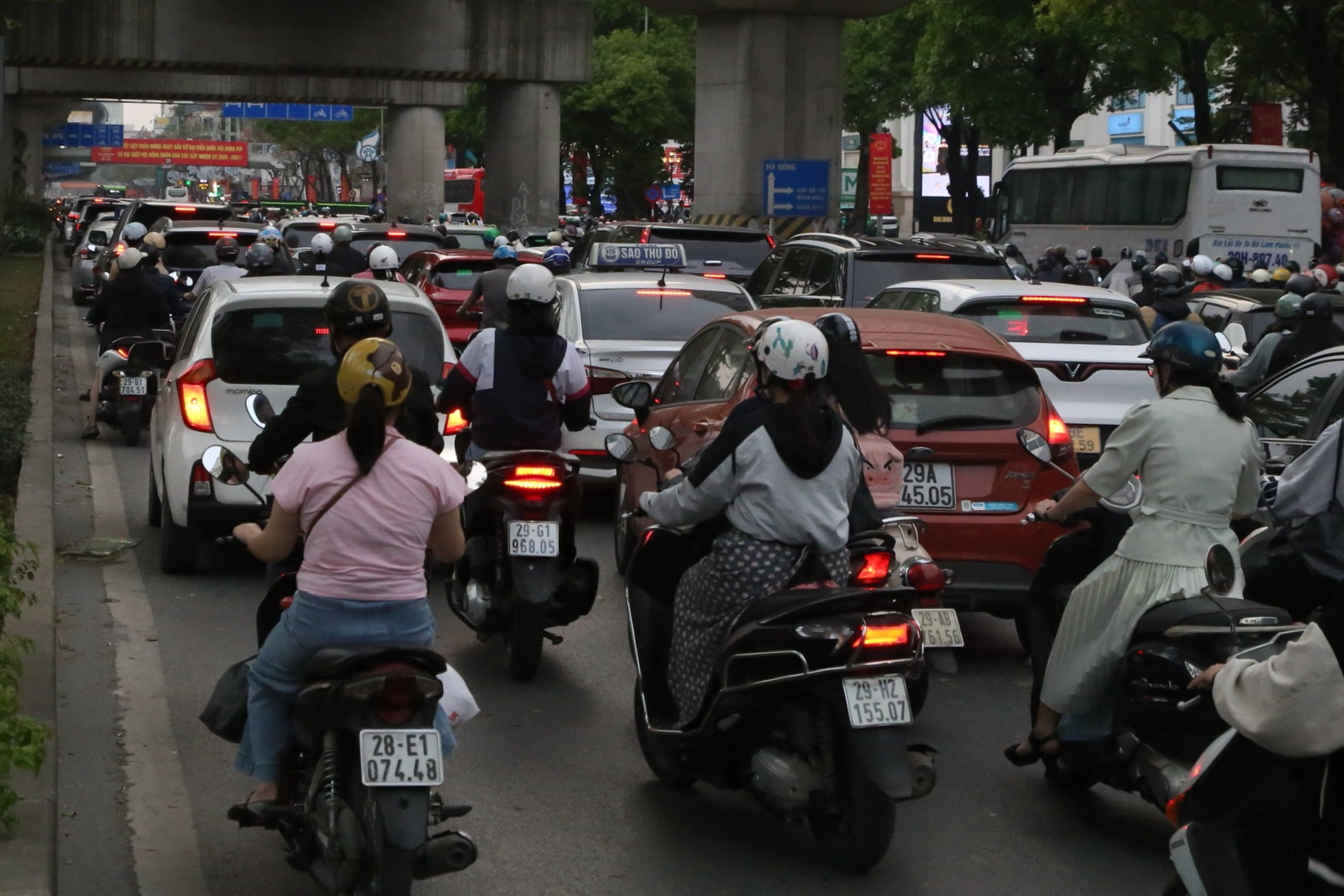 H&agrave; Nội: Xuất hiện 'l&ocirc; cốt' dự &aacute;n chống ngập, đường Nguyễn Tr&atilde;i tắc c&agrave;ng th&ecirc;m tắc- Ảnh 1.