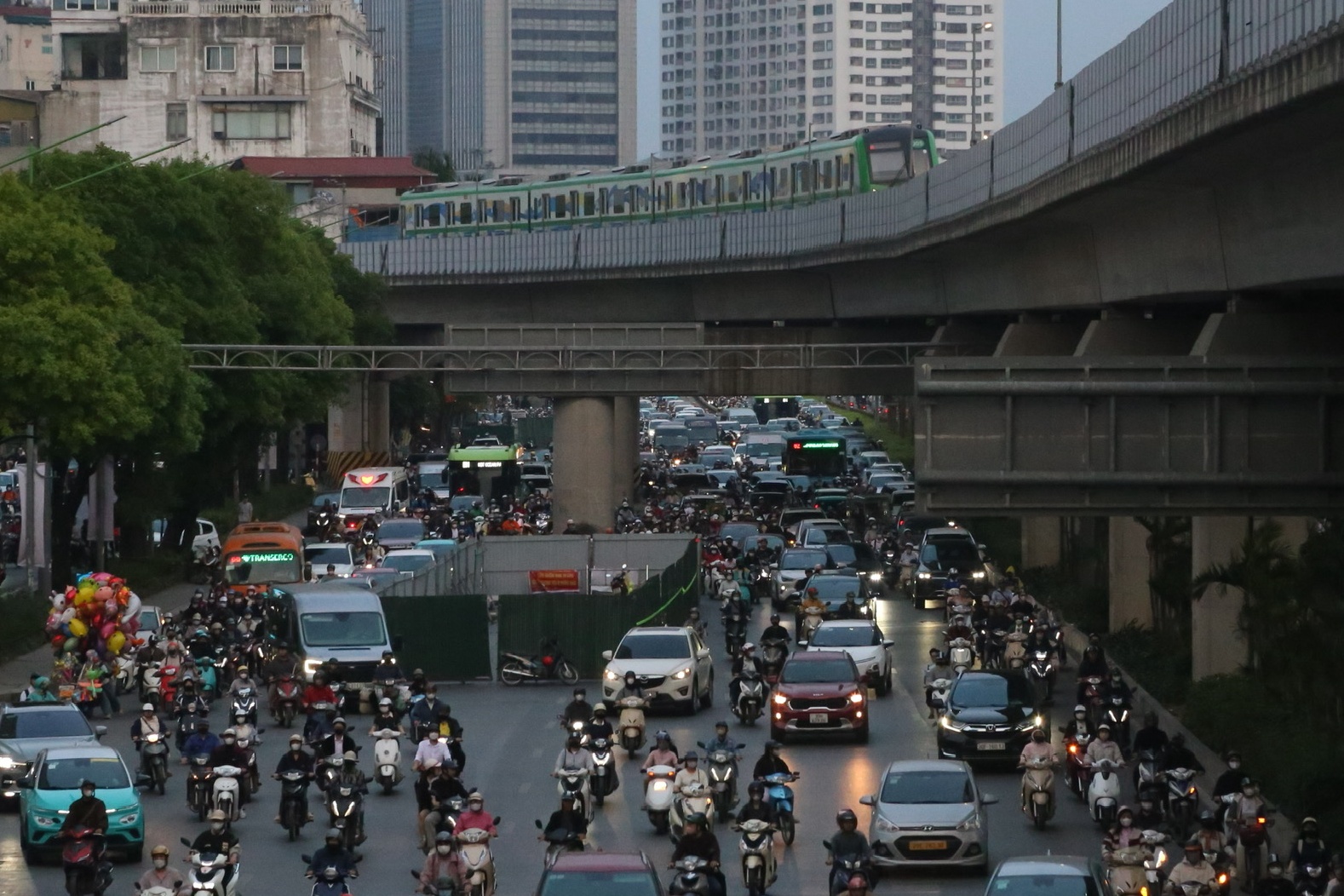H&agrave; Nội: Xuất hiện 'l&ocirc; cốt' dự &aacute;n chống ngập, đường Nguyễn Tr&atilde;i tắc c&agrave;ng th&ecirc;m tắc- Ảnh 2.
