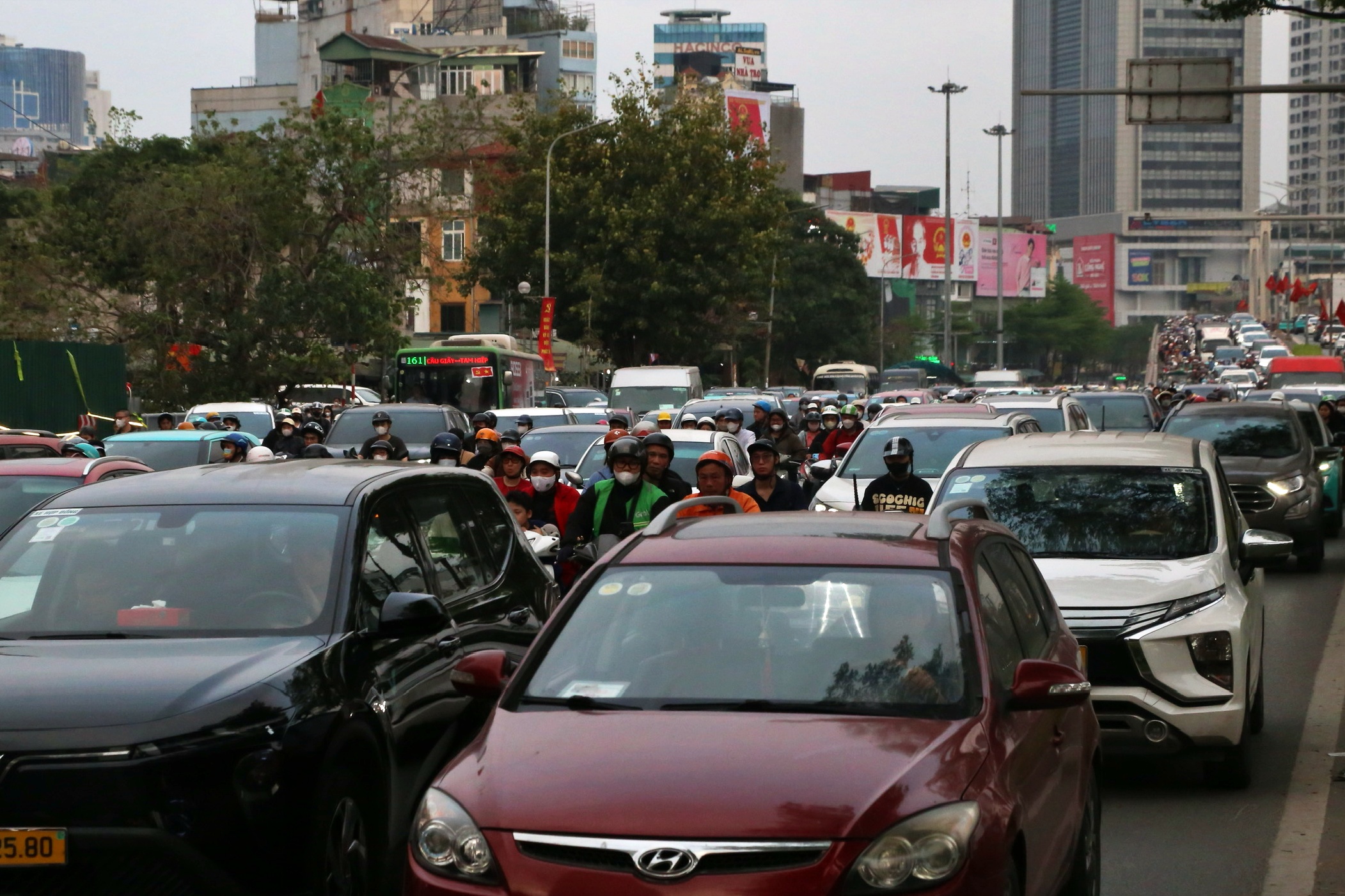 H&agrave; Nội: Xuất hiện 'l&ocirc; cốt' dự &aacute;n chống ngập, đường Nguyễn Tr&atilde;i tắc c&agrave;ng th&ecirc;m tắc- Ảnh 4.