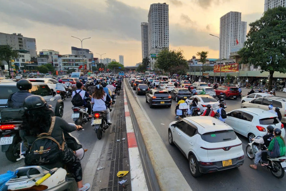 H&agrave; Nội: Xuất hiện 'l&ocirc; cốt' dự &aacute;n chống ngập, đường Nguyễn Tr&atilde;i tắc c&agrave;ng th&ecirc;m tắc- Ảnh 9.