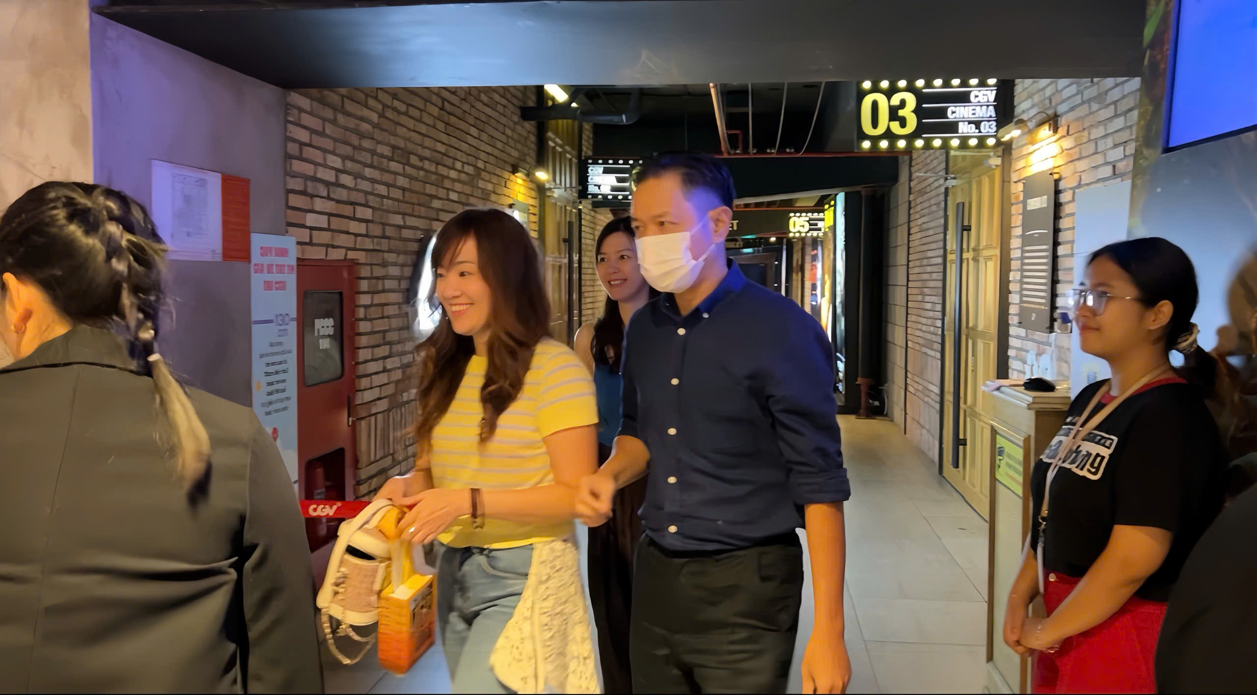 Thái Hòa được vợ kém 11 tuổi 'hộ tống' đi sự kiện - Ảnh 1.