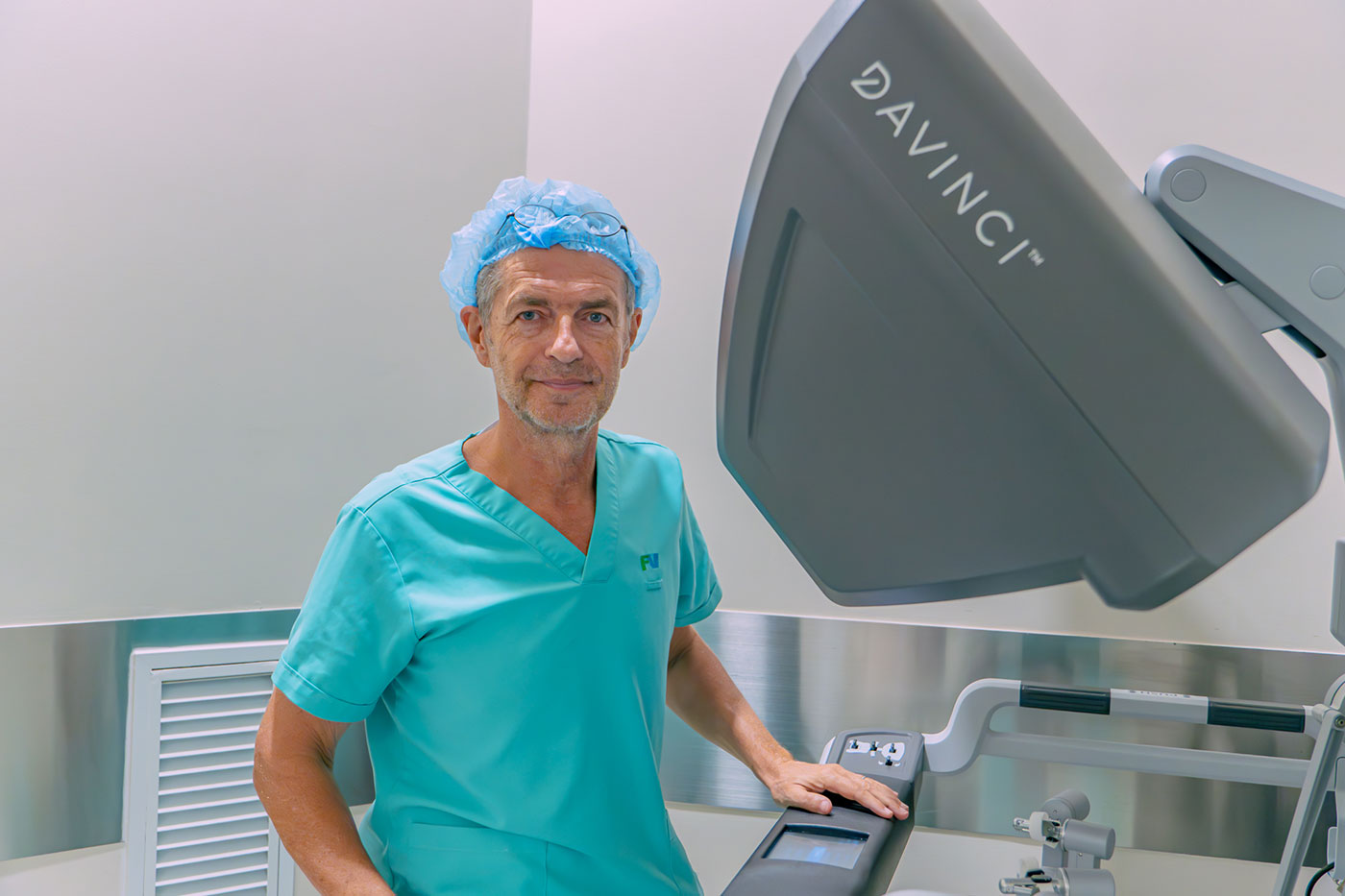 TS-BS Robert Riche: ‘Robot da Vinci Xi giúp tăng cơ hội bảo tồn thiên chức làm mẹ’ - Ảnh 2.