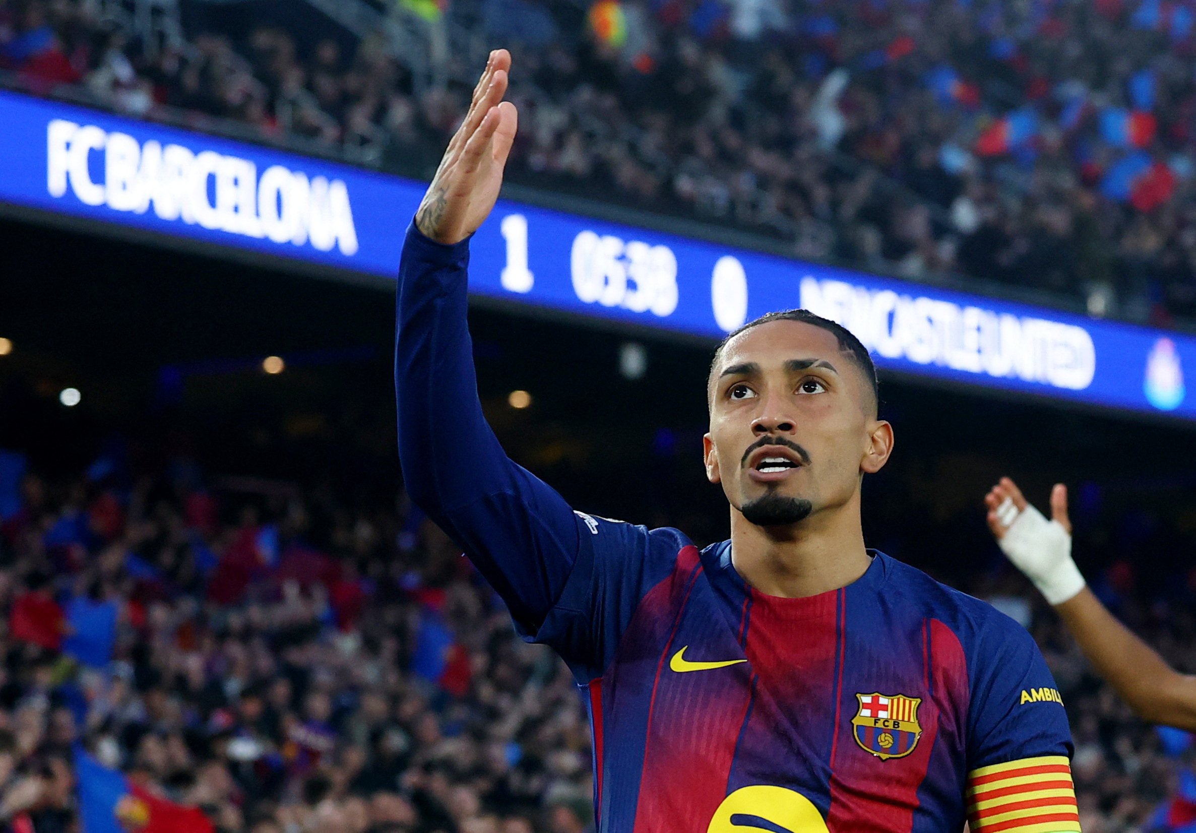 Barcelona thắng đậm Newcastle 7-2, c&aacute;c cặp tứ kết Champions League lộ diện - Ảnh 1.