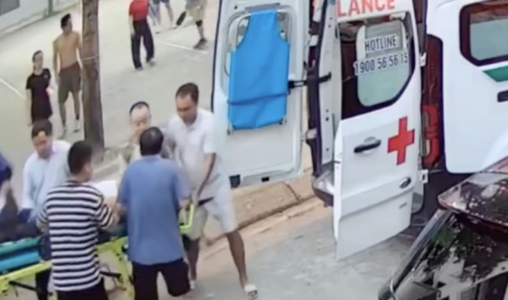 Người đàn ông đột quỵ trên sân bóng, may mắn gặp bác sĩ bế con ngang qua- Ảnh 2.