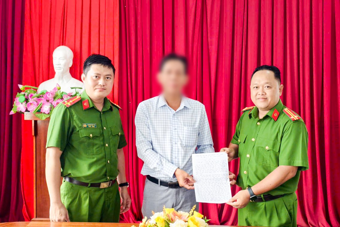 Công an Cần Thơ hỗ trợ người dân nhận lại gần 1 tỉ đồng chuyển nhầm - Ảnh 1. Công an Cần Thơ hỗ trợ người dân nhận lại gần 1 tỉ đồng chuyển nhầm - Ảnh 1.