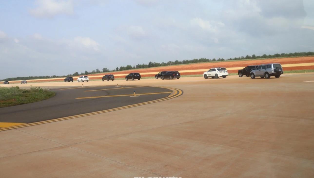 Dự kiến khởi công Cảng hàng không Phan Thiết vào ngày 30 . 4 Năm 2026 - Ảnh 1. Dự kiến khởi công Cảng hàng không Phan Thiết vào ngày 30 . 4 Năm 2026 - Ảnh 1.