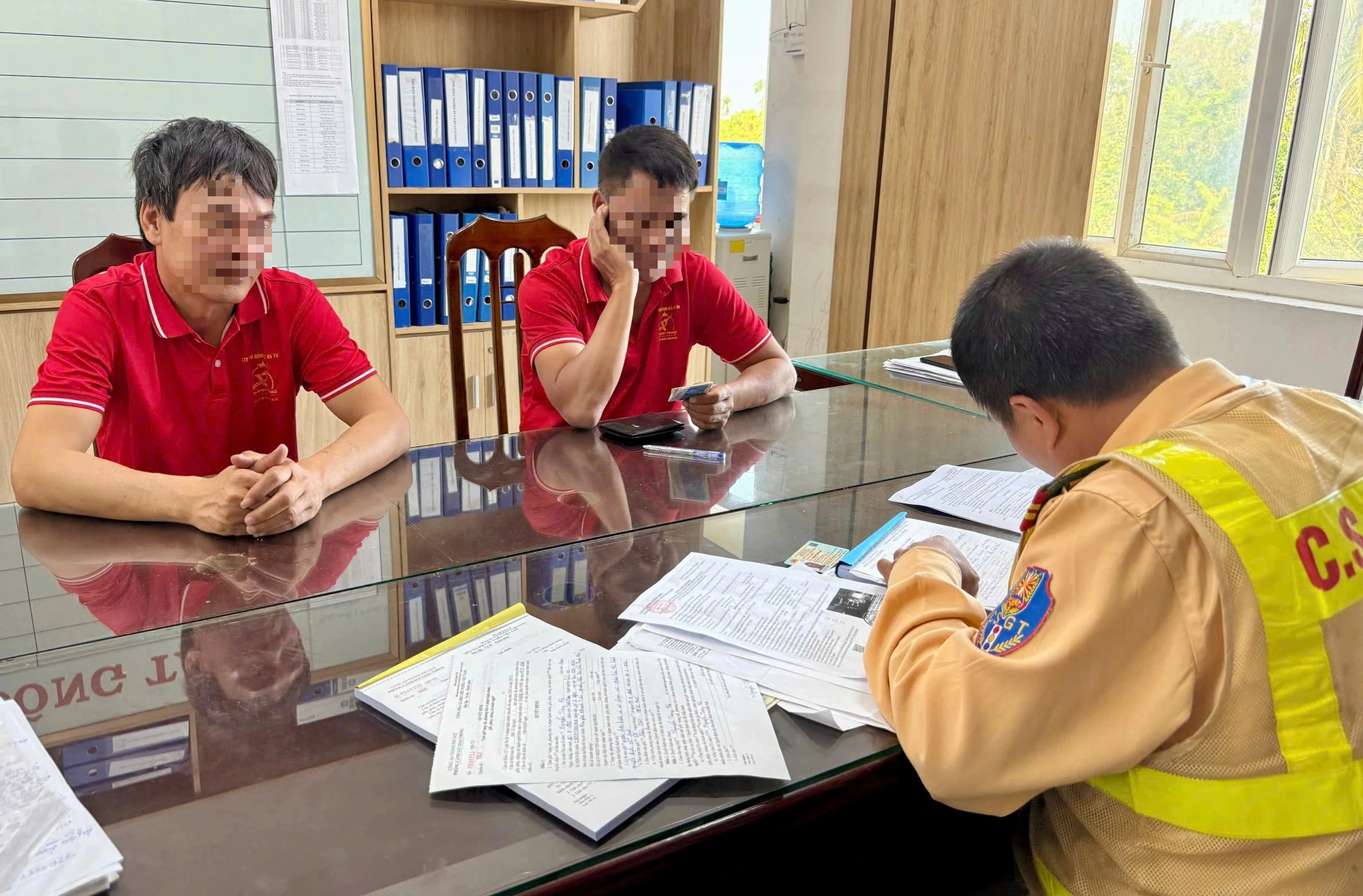 Xe khách bị tước đăng kiểm vẫn hoạt động, bị phát hiện xử lý khi đến TP.Huế - Ảnh 1.