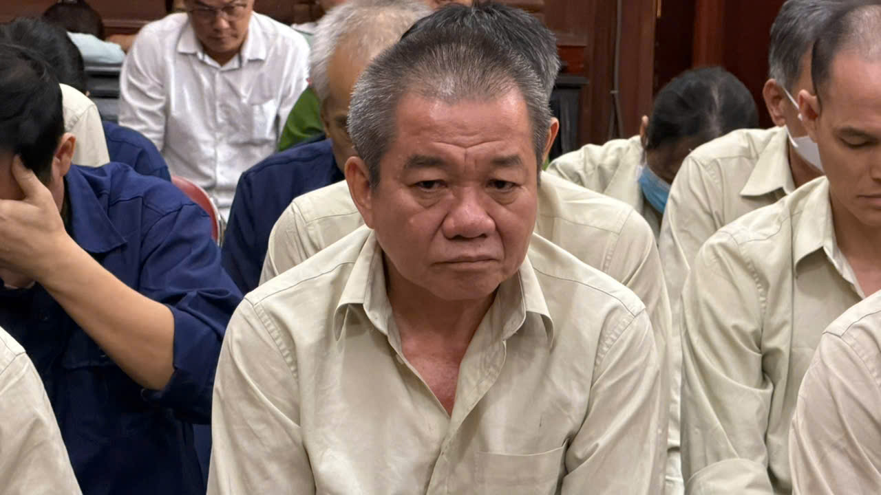 Cấp chứng chỉ lái xe trái phép, bị đề nghị 30 năm tù cho 4 tội  - Ảnh 1.