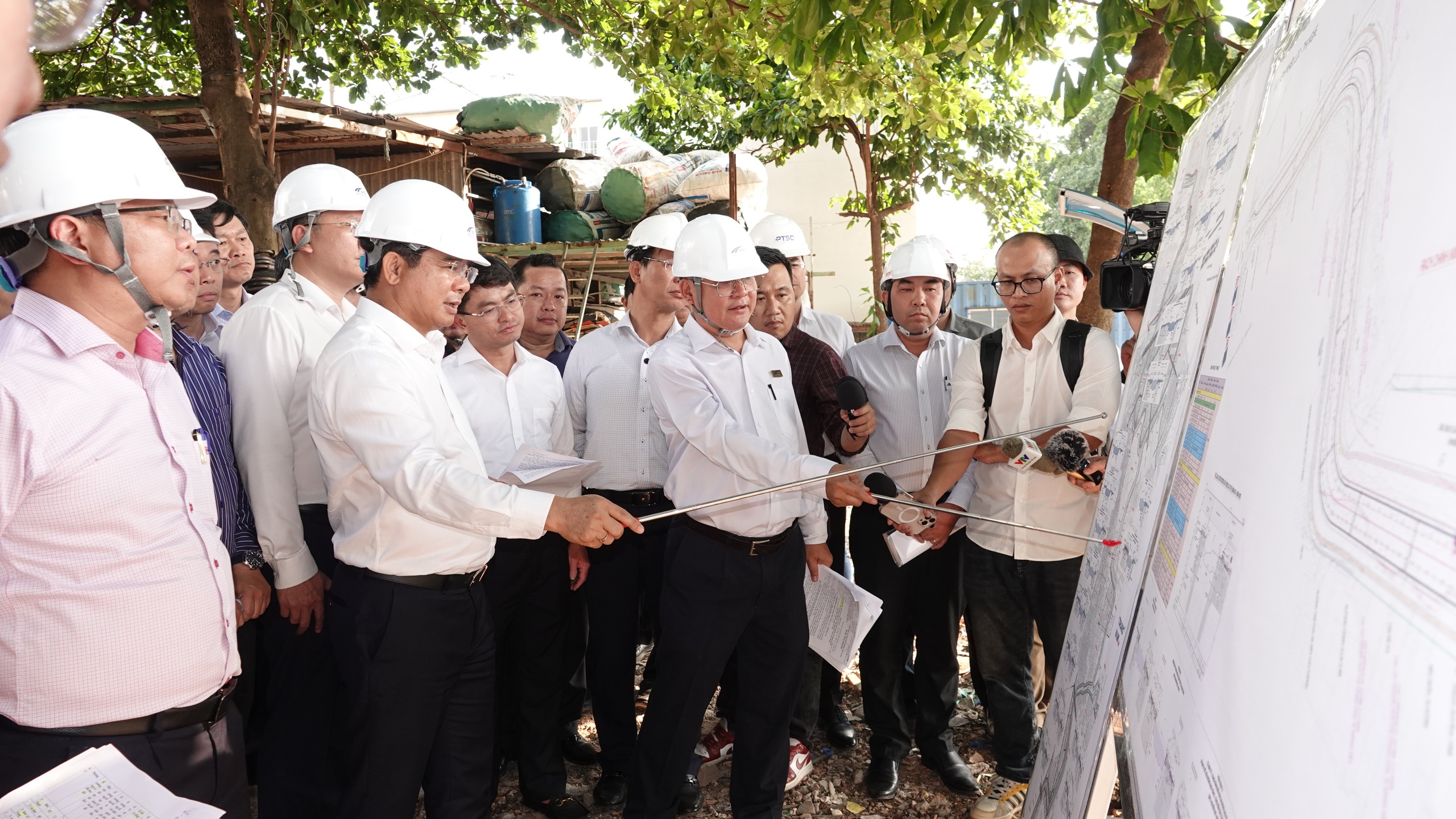 Rạch Xuyên Tâm vướng mặt bằng hơn 1.200 hộ, Chủ tịch TP.HCM ra tối hậu thư - Ảnh 2.