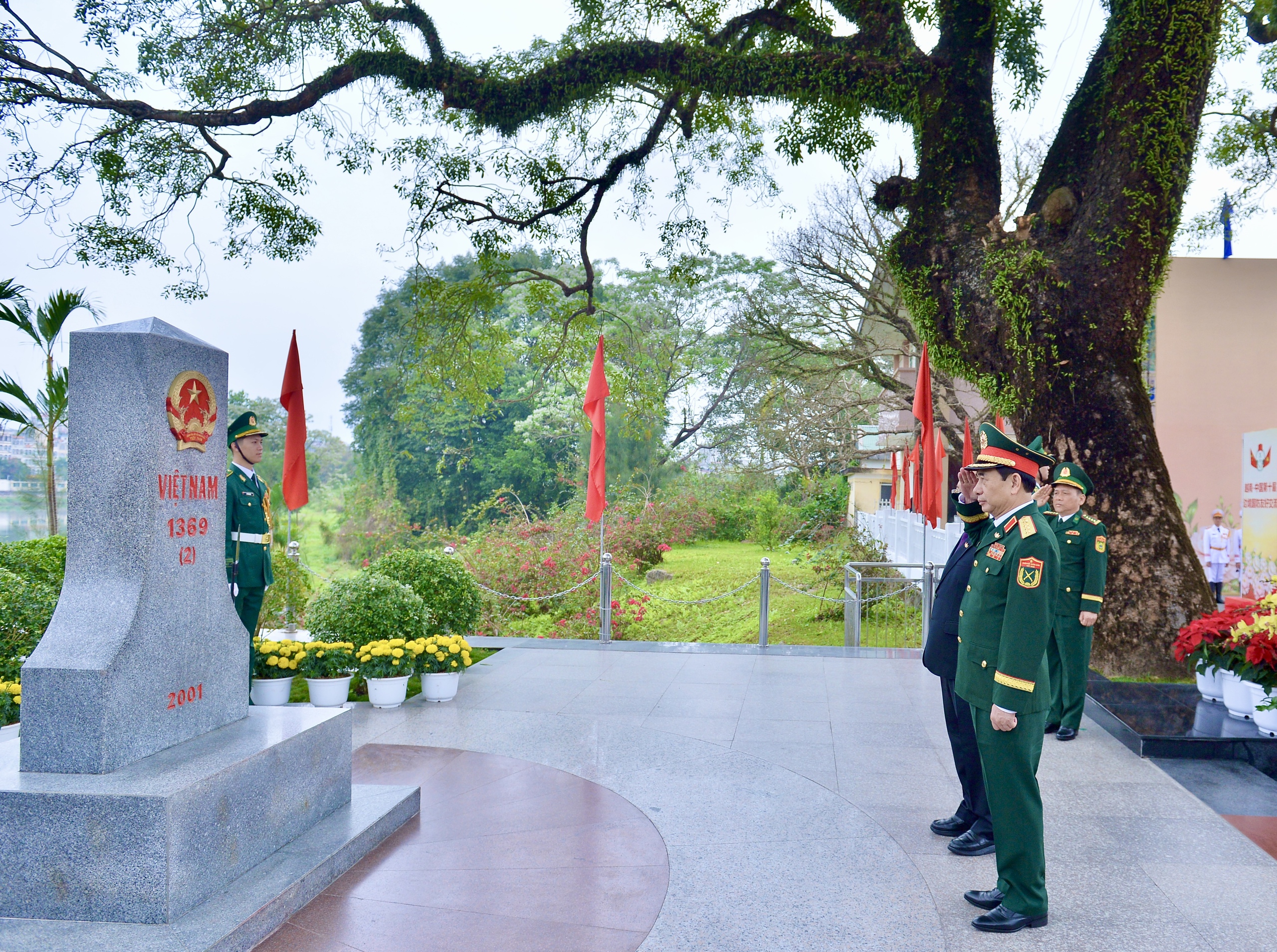 Đại tướng Phan Văn Giang đ&oacute;n Bộ trưởng Bộ Quốc ph&ograve;ng Trung Quốc tại bi&ecirc;n giới - Ảnh 2.
