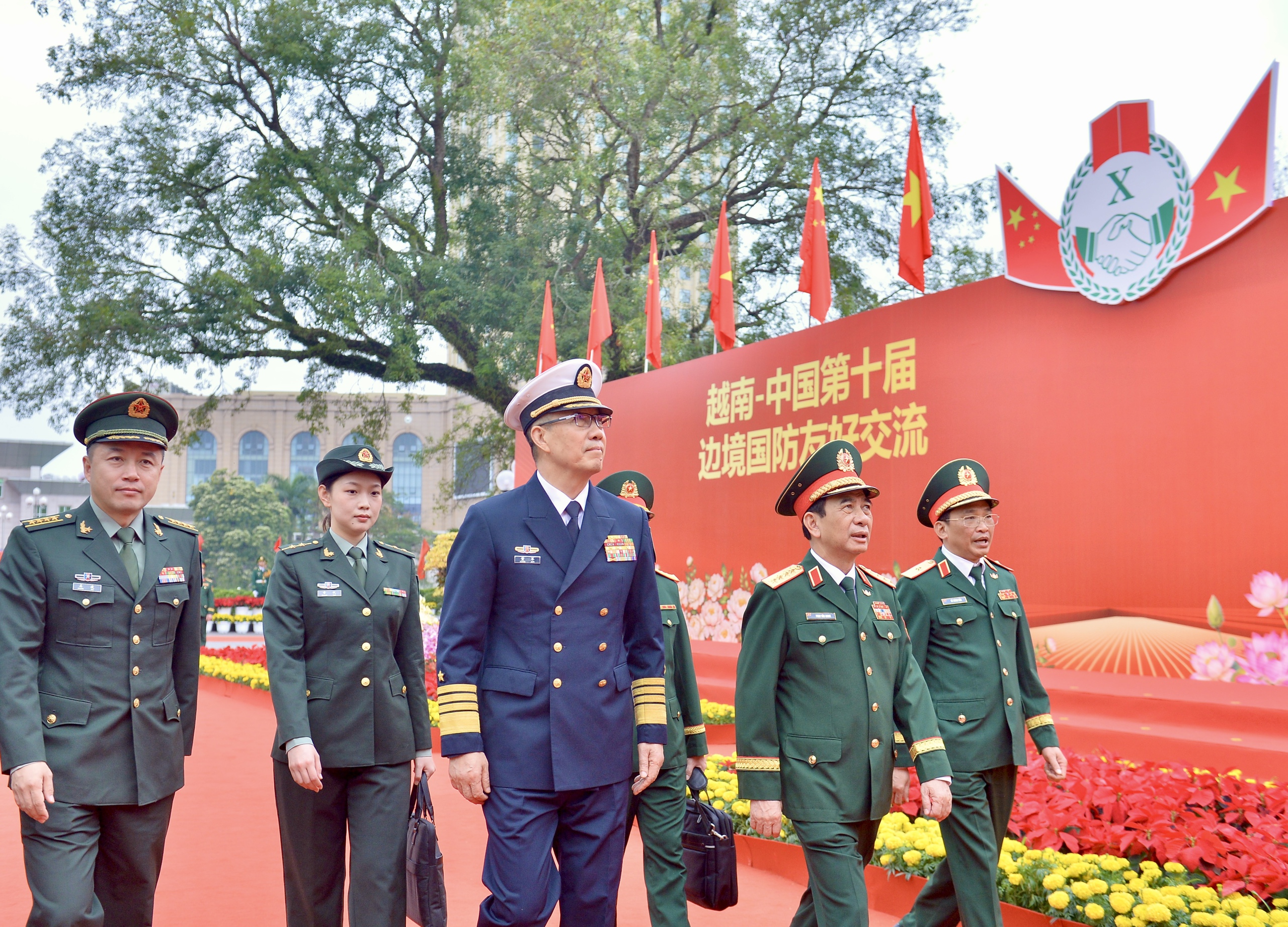 Đại tướng Phan Văn Giang đ&oacute;n Bộ trưởng Bộ Quốc ph&ograve;ng Trung Quốc tại bi&ecirc;n giới - Ảnh 6.