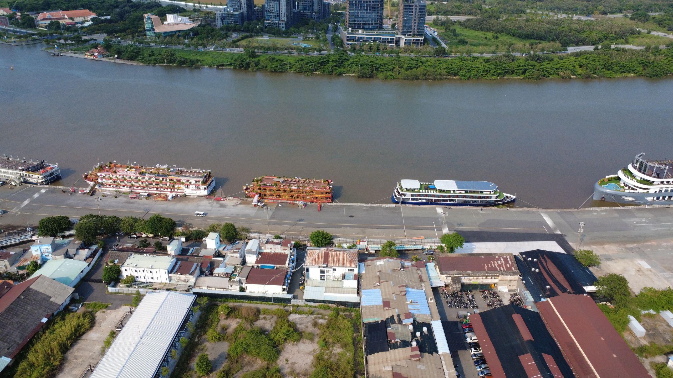 Đường Nguyễn Tất Th&agrave;nh kẹt xe triền mi&ecirc;n, người d&acirc;n chờ mở rộng 8 l&agrave;n xe  - Ảnh 4.