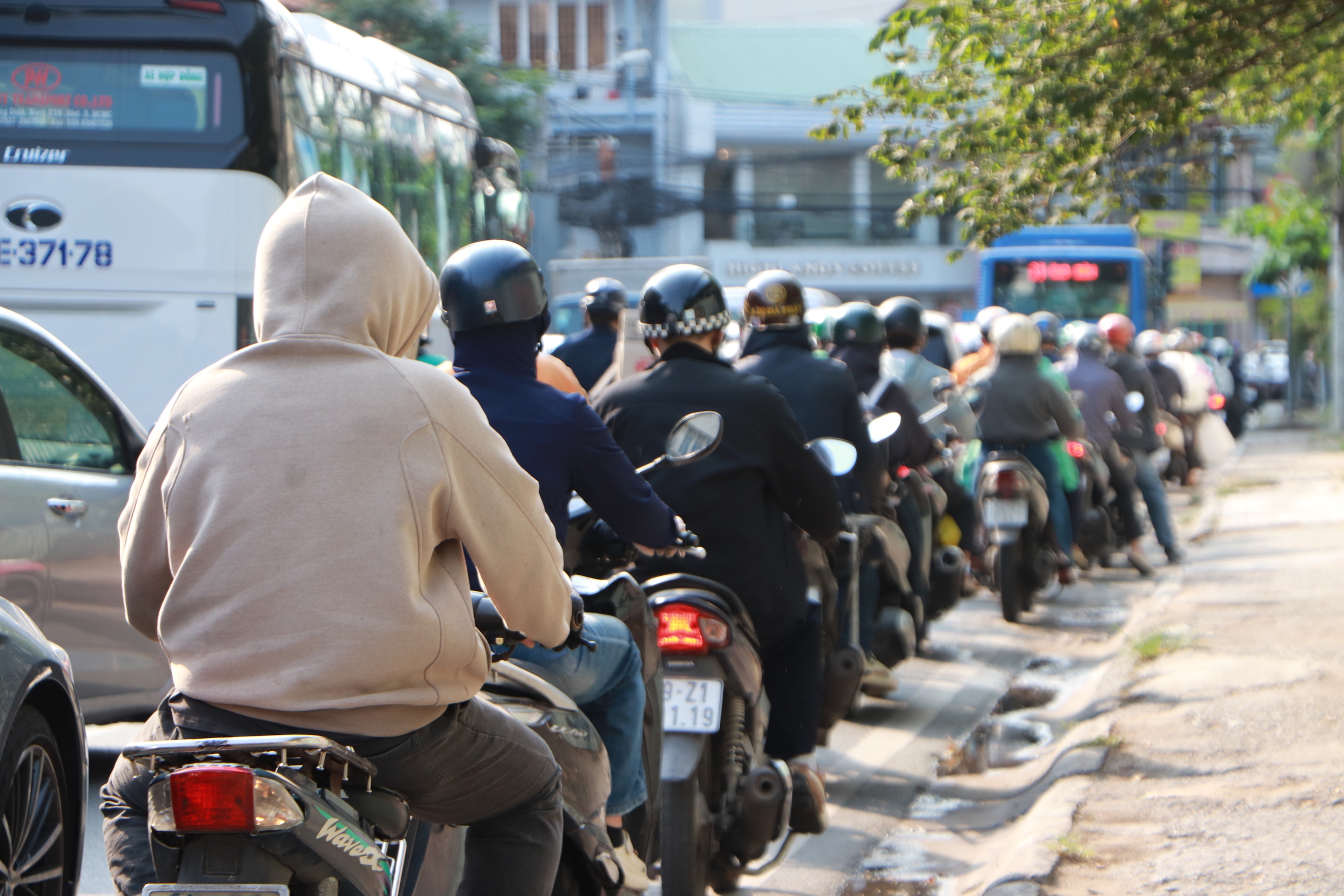 Đường Nguyễn Tất Th&agrave;nh kẹt xe triền mi&ecirc;n, người d&acirc;n chờ mở rộng 8 l&agrave;n xe  - Ảnh 2.