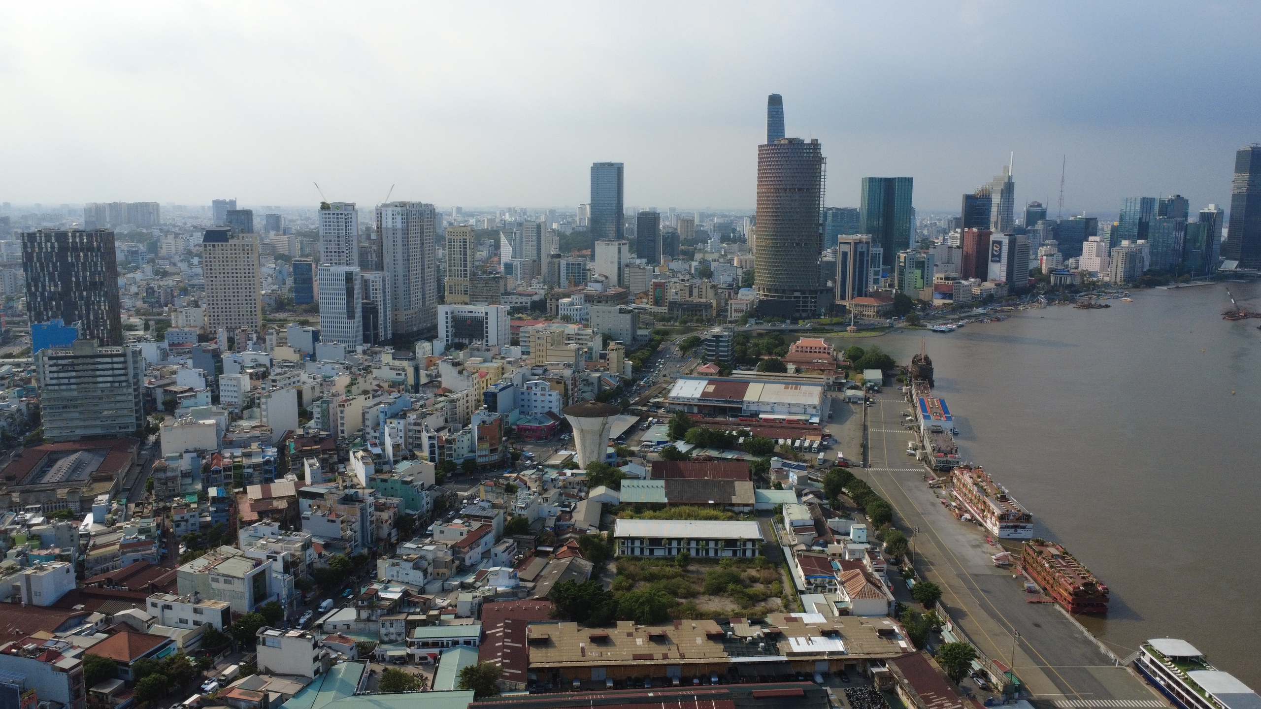 Đường Nguyễn Tất Th&agrave;nh kẹt xe triền mi&ecirc;n, người d&acirc;n chờ mở rộng 8 l&agrave;n xe  - Ảnh 1.