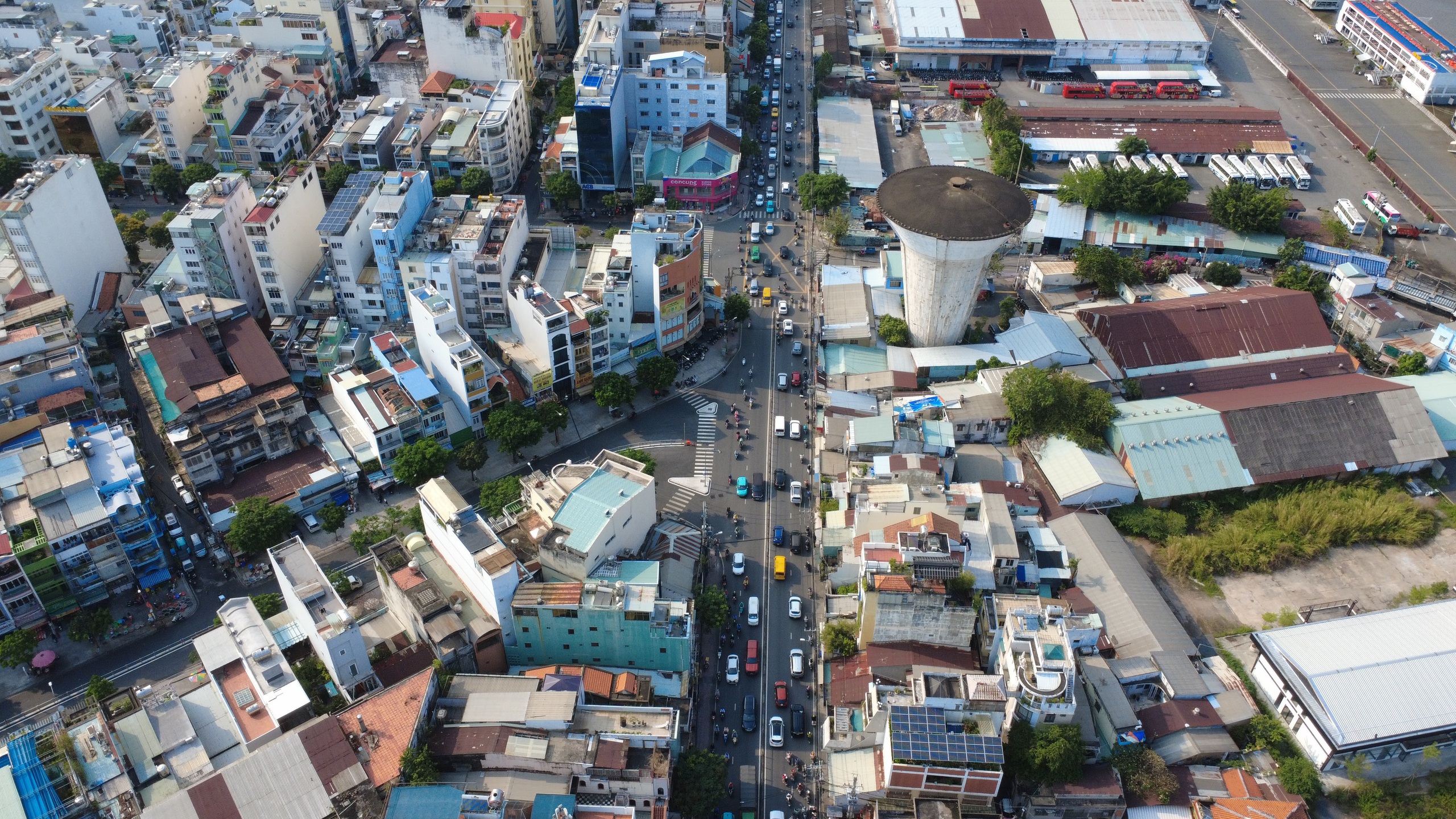 Đường Nguyễn Tất Th&agrave;nh kẹt xe triền mi&ecirc;n, người d&acirc;n chờ mở rộng 8 l&agrave;n xe  - Ảnh 3.